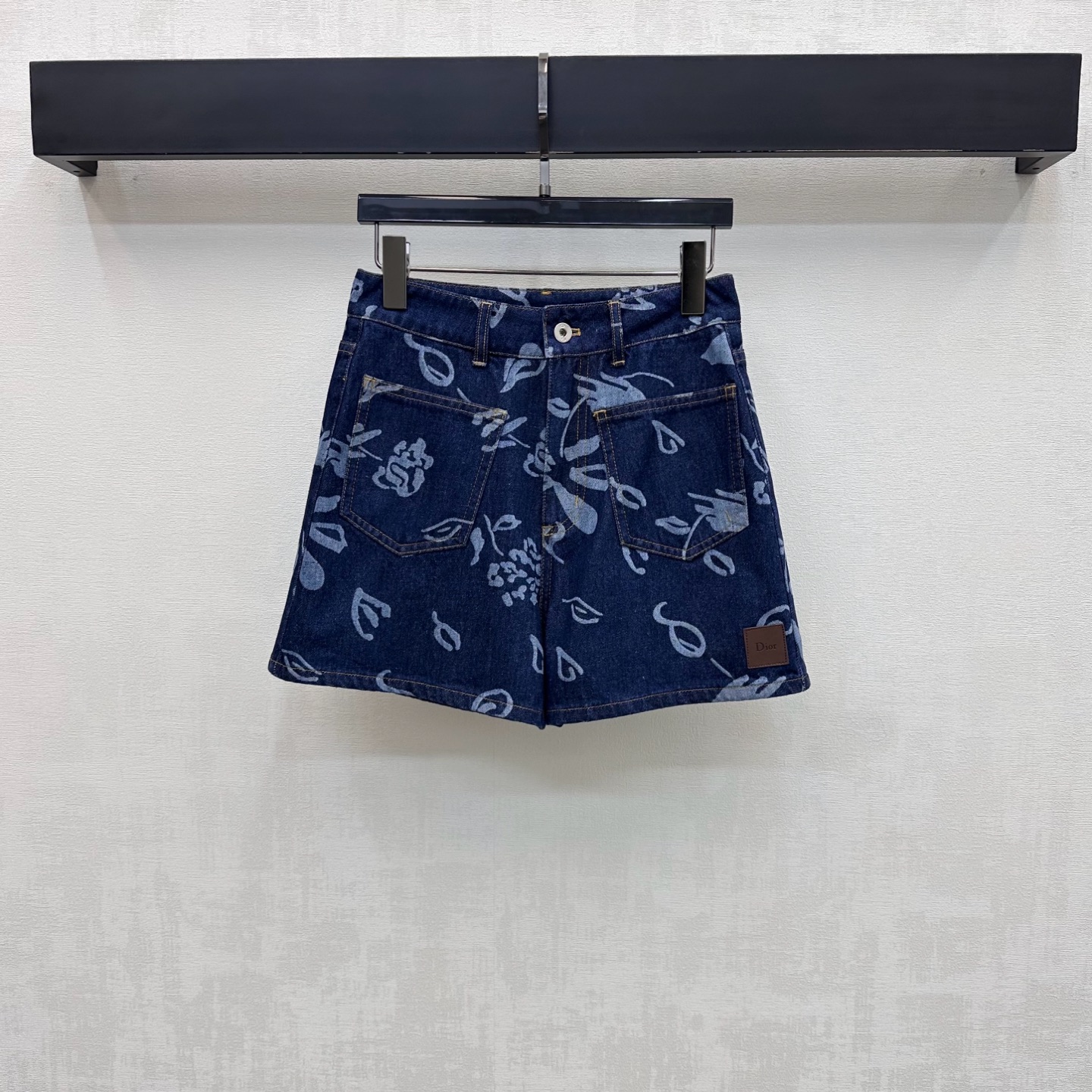 NO:886102,Dio*2026 new arrival printed denim shorts, custom made of YB imported twill cotton denim material, breathable and comfortable, full of texture, decorated with large areas of contrasting retro pattern elements to add layering to the look, embellishment with iconic engraved letter leather labels, highlighting the brand tone, development of surface accessories, high-waisted buttoned shorts cut, can be matched with a series of jackets, easy to wear with long legs and good proportions, stylish in complete sets, more fashionable for dating and leisure  High version,,dior,shorts,jackets & coats,19860909Dio*2026新品上架印花牛仔短裤定制YB进口斜纹棉牛仔材质 透气舒适 质感十足 通体饰以大面积勾勒撞色复古花纹元素 增添造型层次感 标志性刻印字母皮标点缀装饰 彰显品牌调性 面辅料开发 高腰系扣短裤剪裁 可搭配系列外套 轻松穿出长腿好比例 成套穿搭出彩时髦 约会休闲更显时髦风范  高版本,,dior,shorts,jackets & coats,,Women's clothing