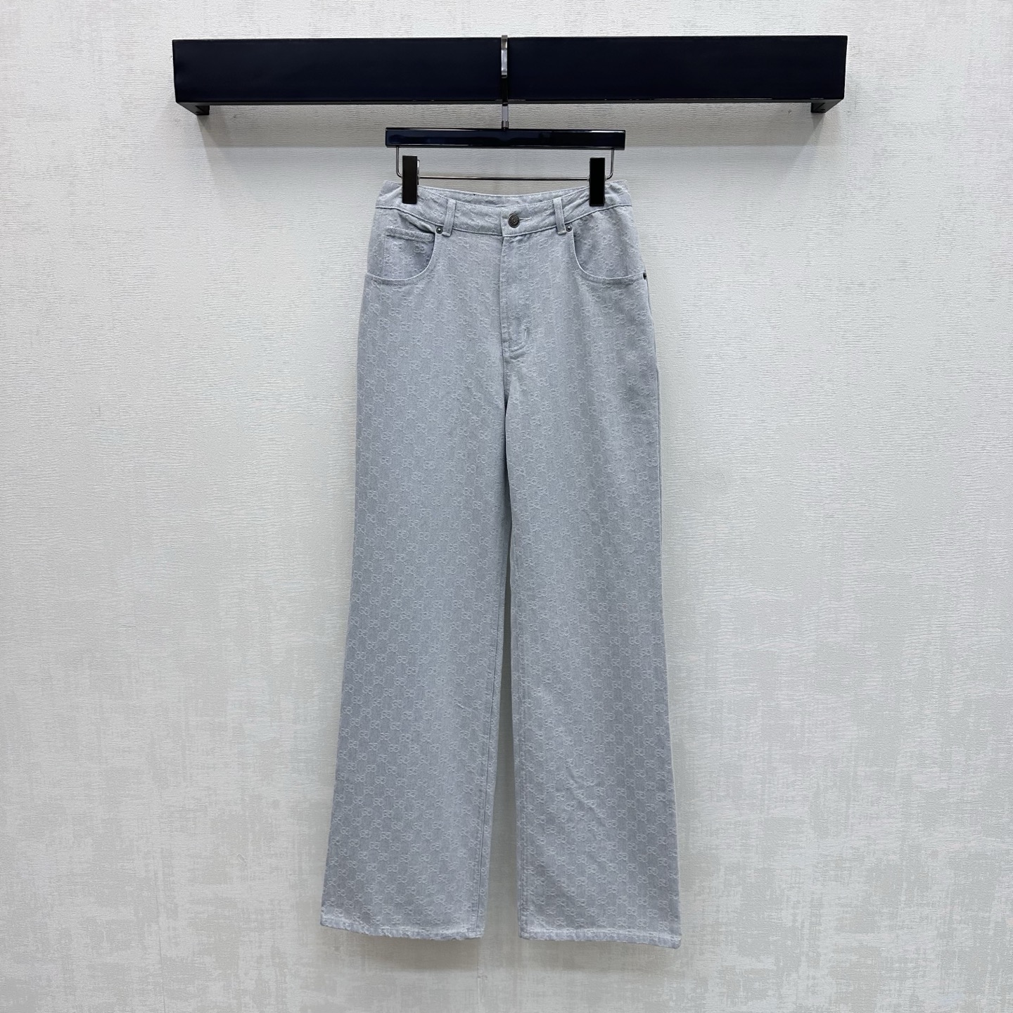 NO:886228,Gucc*2026 new arrival jacquard denim straight trousers customized YB imported twill cotton denim jacquard material Enzyme washed to present a fresh light blue tone Three-dimensional tailoring to show beautiful leg shape Fully white and distressed double G rhombus jacquard logo elements highlight the brand tone Contrast color design with engraved letters and leather labels on the back waist Add a sense of layering to the look Full of old money feel Development of surface accessories High-waisted buttoned trousers tailored to casually match and wear high-end fashion  High version,,gucci,19860909Gucc*2026新品上架提花牛仔直筒长裤定制YB进口斜纹棉牛仔提花材质 酵素水洗 呈现清新浅蓝色调 立体裁剪展示优美腿形 满铺磨白做旧双G菱格提花徽标元素 彰显品牌调性 配合后腰刻印字母皮标撞色设计 增添造型层次感 老钱感十足 面辅料开发 高腰系扣长裤剪裁 随意搭配穿搭高级时髦  高版本,,gucci,,Women's clothing