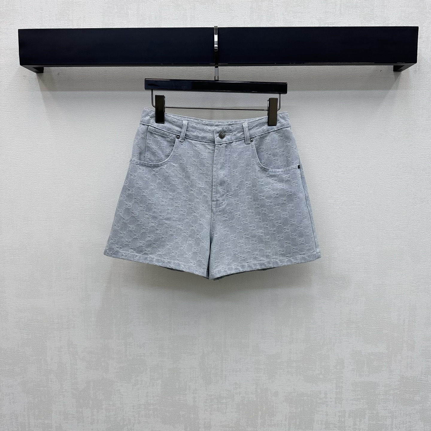 NO:889453,Gucc*2026 new arrival jacquard denim shorts customized YB imported twill cotton denim jacquard material Enzyme washed Presenting a fresh light blue tone Three-dimensional tailoring to show beautiful leg shape Fully matte white and distressed double G rhombus jacquard logo elements Highlight the brand tone Contrast color design with engraved letters and leather labels on the back waist Add a sense of layering to the look Full of old money feel Development of surface accessories High-waisted buttoned shorts cut Can be paired with the same series of camisole for a complete set of high-end fashion  High version,,gucci,shorts,19860909Gucc*2026新品上架提花牛仔短裤定制YB进口斜纹棉牛仔提花材质 酵素水洗 呈现清新浅蓝色调 立体裁剪展示优美腿形 满铺磨白做旧双G菱格提花徽标元素 彰显品牌调性 配合后腰刻印字母皮标撞色设计 增添造型层次感 老钱感十足 面辅料开发 高腰系扣短裤剪裁 可搭配同系列吊带背心 成套穿搭高级时髦  高版本,,gucci,shorts,,Women's clothing
