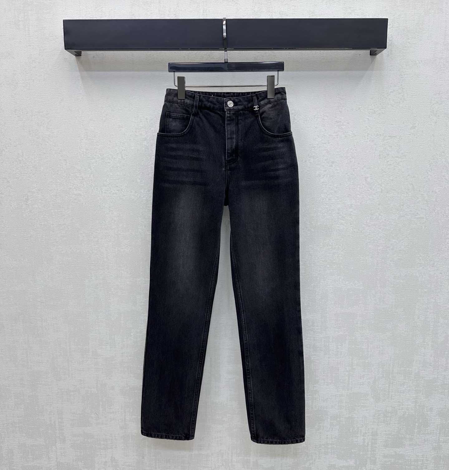 NO:886199,Chane*2026 new arrivals gold buckle denim straight trousers customized YB imported twill cotton denim material Comfortable, soft, breathable and easy to wear Multi-enzyme washing process Retro and fashionable High-waisted symmetrical pockets with back waist letter leather label design Adds layering to the look Iconic engraved letter metal button adjustment decoration low-key highlights the brand tone Simple and advanced Surface accessories development High-waist buttoned straight trousers tailored for casual matching and high fashion High version 3 colors 36  38 40,,chanel,19860909Chane*2026新品上架金扣牛仔直筒长裤定制YB进口斜纹全棉牛仔材质 舒适柔软 透气好穿 多重酵素水洗工艺处理 复古又时尚 高腰对称口袋配合后腰字母皮标设计 增添造型层次感 标志性刻印字母金属纽扣调节装饰 低调彰显品牌调性 简约高级 面辅料开发 高腰系扣直筒长裤剪裁 随意搭配穿搭高级时髦  高版本3色36 38 40,,chanel,,Women's clothing