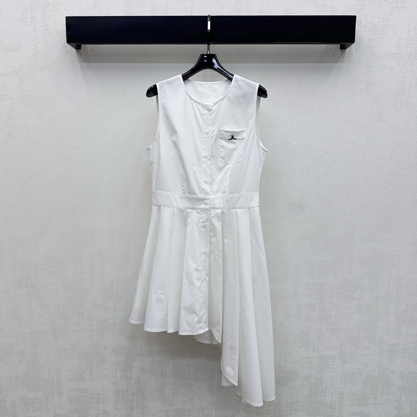 NO:886090,Louis Vuitto*2026 new products are on the shelves. Irregular vest skirt customized with YB imported twill cotton fabric. The texture is breathable and comfortable. The sleeveless lapel version is refreshing and neat. The neck line is modified to make the face smaller. The irregular pleated skirt hem design is adjusted with the placket button to add layering to the look. It is agile and elegant when walking. The chest pocket is decorated with a unique metal four-leaf clover logo decoration to highlight the brand's tone and enhance the overall texture. The length and calf are elegant and generous. Development of surface accessories  The round neck sleeveless dress is cut to create a high-end feel easily when worn. High version, Louis Vuitton, skirts,19860909Louis Vuitto*2026新品上架 不规则背心裙定制YB进口斜纹棉面料 质地透气舒适 无袖翻领版型清爽利落 修饰颈部线条显脸小 配合开襟纽扣调节不规则压褶裙摆摆设计 增添造型层次感 行走间灵动飘逸 胸前口袋点缀别致金属四叶草徽标装饰 彰显品牌调性 提升整体质感 长度及小腿优雅大方 面辅料开发 圆领无袖连衣裙剪裁 穿搭都能轻松打造高级感  高版本,,louis vuitton,skirts,,Women's clothing