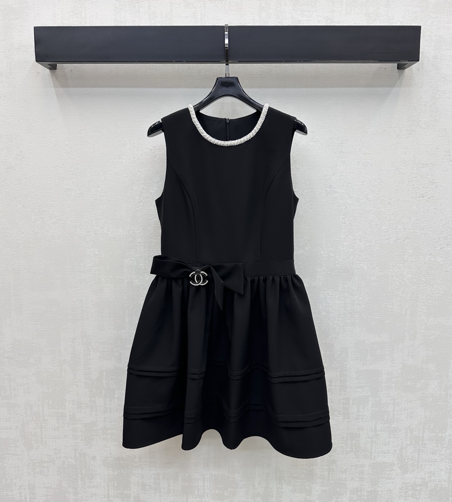 NO:886158,Chane*2026 new arrival Hepburn style vest dress customized YB imported fabric, crisp and stylish texture, good drape, classic pure black with a sense of luxury and mystery, refreshing and neat sleeveless design, with silver diamond decoration on the neckline to enhance the overall sophistication, classic double C metal buckle bow design on the waist, highlighting the brand tone, not only perfectly tightens the waistline, but also adds to the aura of a big name, high-waisted A-line fluffy skirt with rich layers, surface accessories development, round neck vest skirt tailoring  Easily create a French lady style. Whether it is a date party or an exhibition, you can become the focus of the audience. High version 2 colors 36 38 40,,chanel,skirts,19860909Chane*2026新品上架赫本风背心裙定制YB进口面料 质地挺括有型 垂坠感佳 经典纯黑色自带高级感与神秘感 无袖设计清爽利落 配合领口银色镶钻装饰 提升整体精致度 腰部经典双C金属扣蝴蝶结设计 彰显品牌调性 不仅完美收束腰线 更增添大牌气场 高腰A字蓬蓬裙摆层次丰富 面辅料开发 圆领背心裙剪裁 轻松打造法式名媛风 无论是约会派对还是看展 都能成为全场焦点  高版本2色36 38 40,,chanel,skirts,,Women's clothing