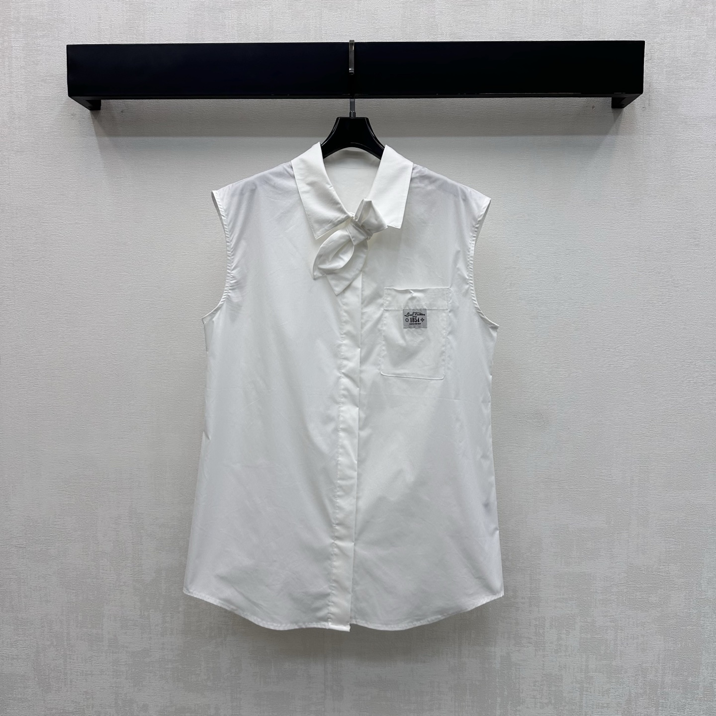 NO:886179,Louis Vuitto*2026 new arrivals, bow sleeveless shirt, customized YB imported twill cotton material, light and soft texture, skin-friendly and breathable, follows the classic lapel design, can be freely adjusted with the placket button to add layering to the look, the collar is decorated with a detachable bow, echoes the chest pockets with iconic letter logo decoration, low-key highlights the brand tone, surface accessories development, lapel sleeveless shirt tailoring, can be paired with trousers from the same series, and can be worn as a set to easily create a minimalist and advanced style.  high version,,louis vuitton,shirts,19860909Louis Vuitto*2026新品上架蝴蝶结无袖衬衫定制YB进口斜纹全棉材质 质地轻盈柔软 触感亲肤透气 沿用经典翻领设计 配合开襟纽扣自由调节处理 增添造型层次感 领口搭配可拆卸蝴蝶结装饰 呼应胸前口袋点缀标志性字母徽标装饰 低调彰显品牌调性 面辅料开发 翻领无袖衬衣剪裁 可搭配同系列长裤 成套穿搭轻松打造极简高级风  高版本,,louis vuitton,shirts,,Women's clothing