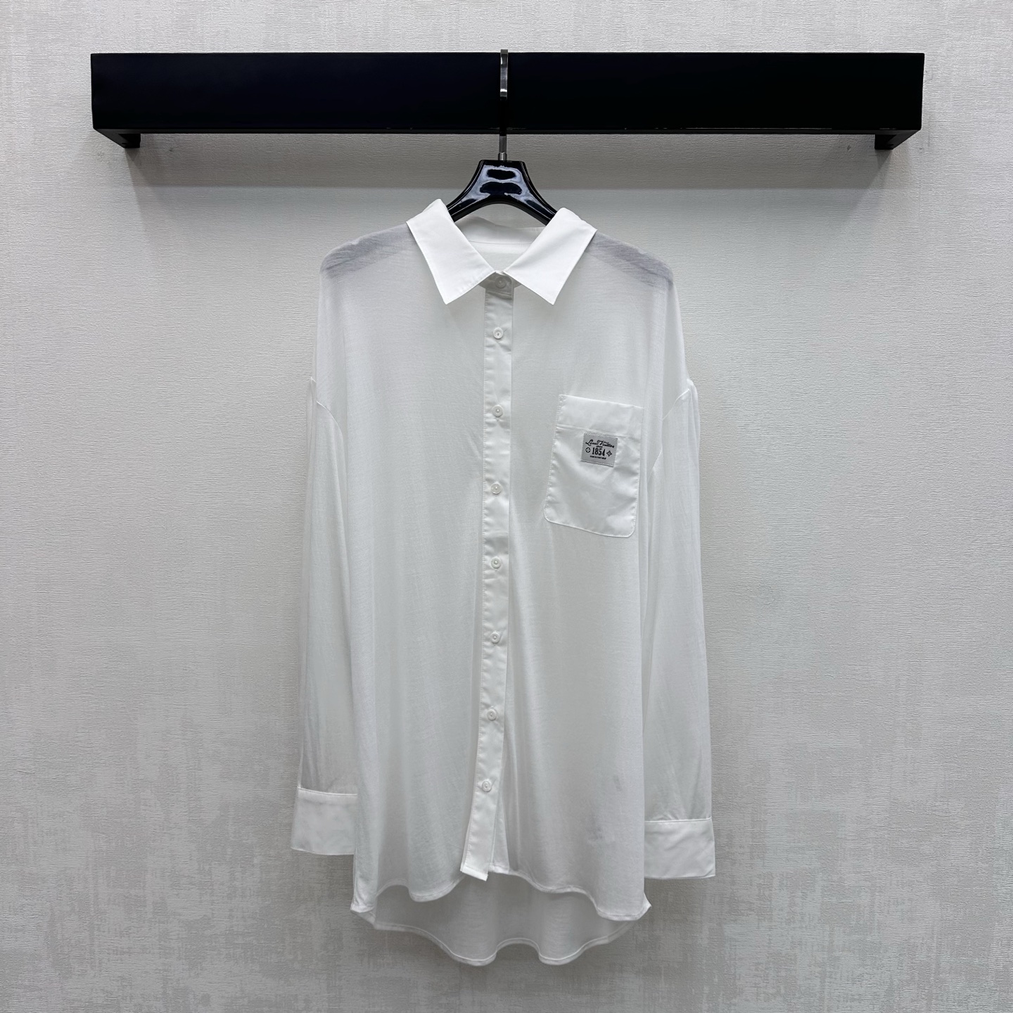 NO:886198,Louis Vuitto*2026 New Arrival Lapel Profile Shirt Customized YB imported twill cotton material Light and soft texture, skin-friendly and breathable It follows the classic lapel design Freely adjustable with placket buttons to add layering to the look The chest pocket is embellished with the iconic letter logo Decoration low-key highlights the brand tone Development of surface accessories Lapel long-sleeved shirt tailoring Can be paired with trousers from the same series Easily create a minimalist high-end style when worn as a set High version, Louis  vuitton,shirts,19860909Louis Vuitto*2026新品上架翻领廓形衬衫定制YB进口斜纹全棉材质 质地轻盈柔软 触感亲肤透气 沿用经典翻领设计 配合开襟纽扣自由调节处理 增添造型层次感 胸前口袋点缀标志性字母徽标装饰 低调彰显品牌调性 面辅料开发 翻领长袖衬衣剪裁 可搭配同系列长裤 成套穿搭轻松打造极简高级风  高版本,,louis vuitton,shirts,,Women's clothing