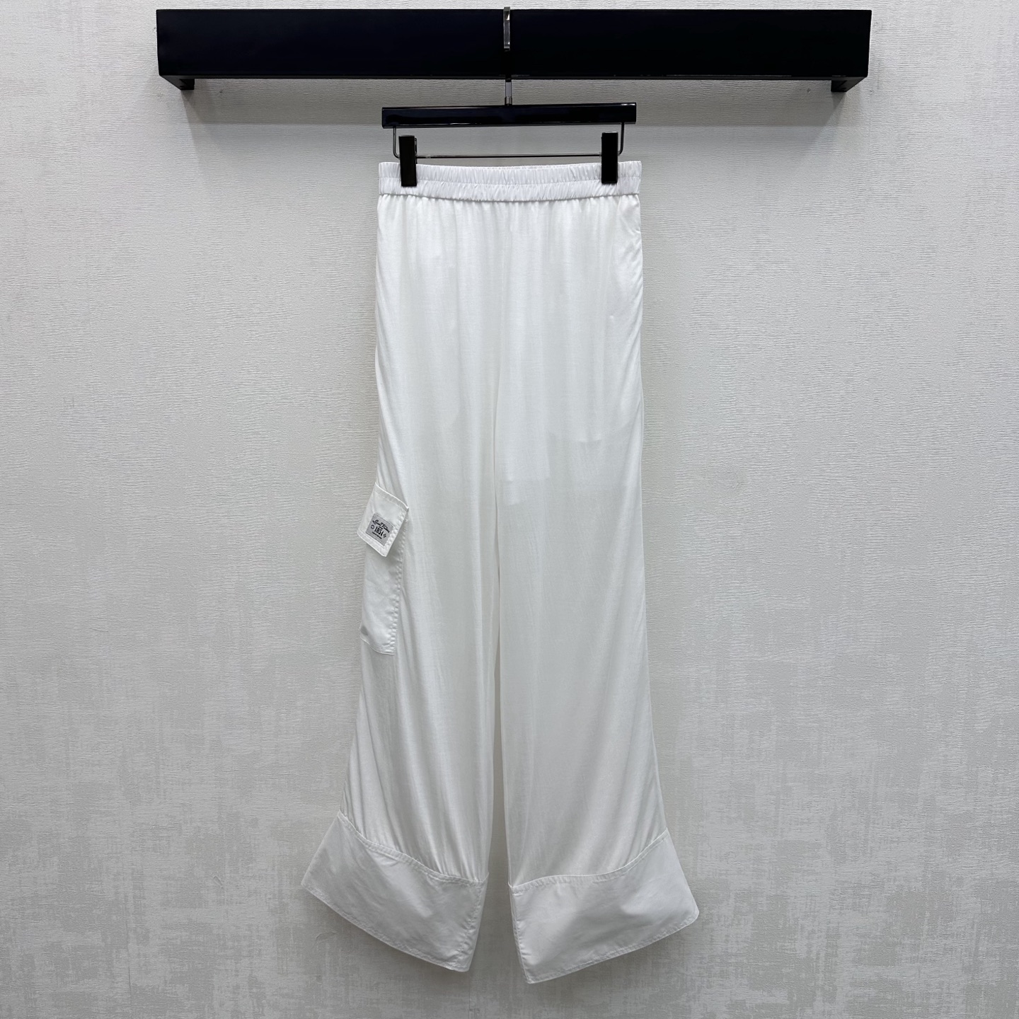 NO:886261,Louis Vuitto*2026 new products are on the shelves. Cuffed wide-leg trousers are made of custom YB imported twill cotton. The texture is light and soft, skin-friendly and breathable. The large cuff design of the trouser legs is used. It is tailored with ultra-wide leg silhouette to add layering to the look. The flap pockets on the side of the legs are decorated with iconic letter logos. It low-key highlights the brand tone. The elastic waist adjustment accommodates all kinds of figures. Comfortable and easy to put on and take off. Easily cover the leg lines and elongate the proportion of the legs. Make you look taller and slimmer. Development of surface accessories  High-waisted straight-leg trousers can be paired with shirts from the same series. Wear them as a set to easily create a minimalist and high-end style. High version, Louis Vuitton, shirts,19860909Louis Vuitto*2026新品上架翻边阔腿长裤定制YB进口斜纹全棉材质 质地轻盈柔软 触感亲肤透气 沿用裤脚大翻边设计 配合超宽阔腿版型裁剪处理 增添造型层次感 腿侧工装翻盖口袋点缀标志性字母徽标装饰 低调彰显品牌调性 松紧腰调节包容各种身材 穿脱舒适方便 轻松遮盖腿部线条拉长腿部比例 显高显瘦 面辅料开发 高腰直筒长裤剪裁 可搭配同系列衬衫 成套穿搭轻松打造极简高级风 高版本,,louis vuitton,shirts,,Women's clothing