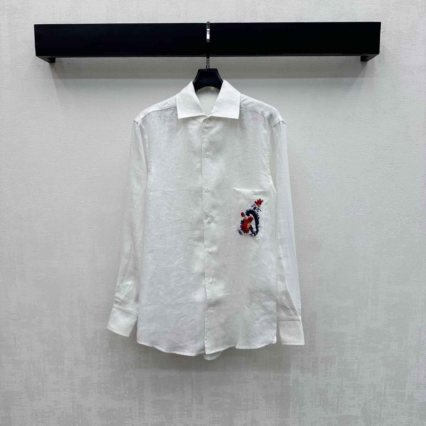 NO:888420,LP*2026 new arrival embroidered linen shirt. Customized YB imported linen fabric. It is light and breathable. It feels dry and skin-friendly. It has the unique texture of natural fibers and a micro-wrinkle effect. It adds layering to the look. The upper body has a high-end, lazy and quiet luxury atmosphere. The placket button adjustment design echoes the left chest pocket with red and blue floral embroidery embellishment. It highlights the brand tone. The loose silhouette covers the flesh invisibly. It has an excellent drape feeling and visually lengthens the proportions of the body.  Make you look taller and slimmer. Development of fabric accessories. Cutting of long-sleeved shirts with lapel. You can easily match and match to create old money and high-end style. Elegant and casual. High version, loro piana, shirts,19860909LP*2026新品上架刺绣亚麻衬衫 定制YB进口亚麻面料 质地轻盈透气 触感干爽亲肤 带有天然纤维的独特肌理感与微皱效果 增添造型层次感 上身自带高级慵懒的静奢氛围 沿用开襟纽扣调节设计 呼应左胸口袋搭配红蓝花卉刺绣点缀 彰显品牌调性 宽松廓形版型遮肉于无形 垂坠感极佳 视觉上拉长身材比例线条 显高显瘦 面辅料开发 翻领长袖衬衫剪裁 随意搭配穿搭轻松打造老钱高级风 优雅又随性 高版本,,loro piana,shirts,,Women's clothing