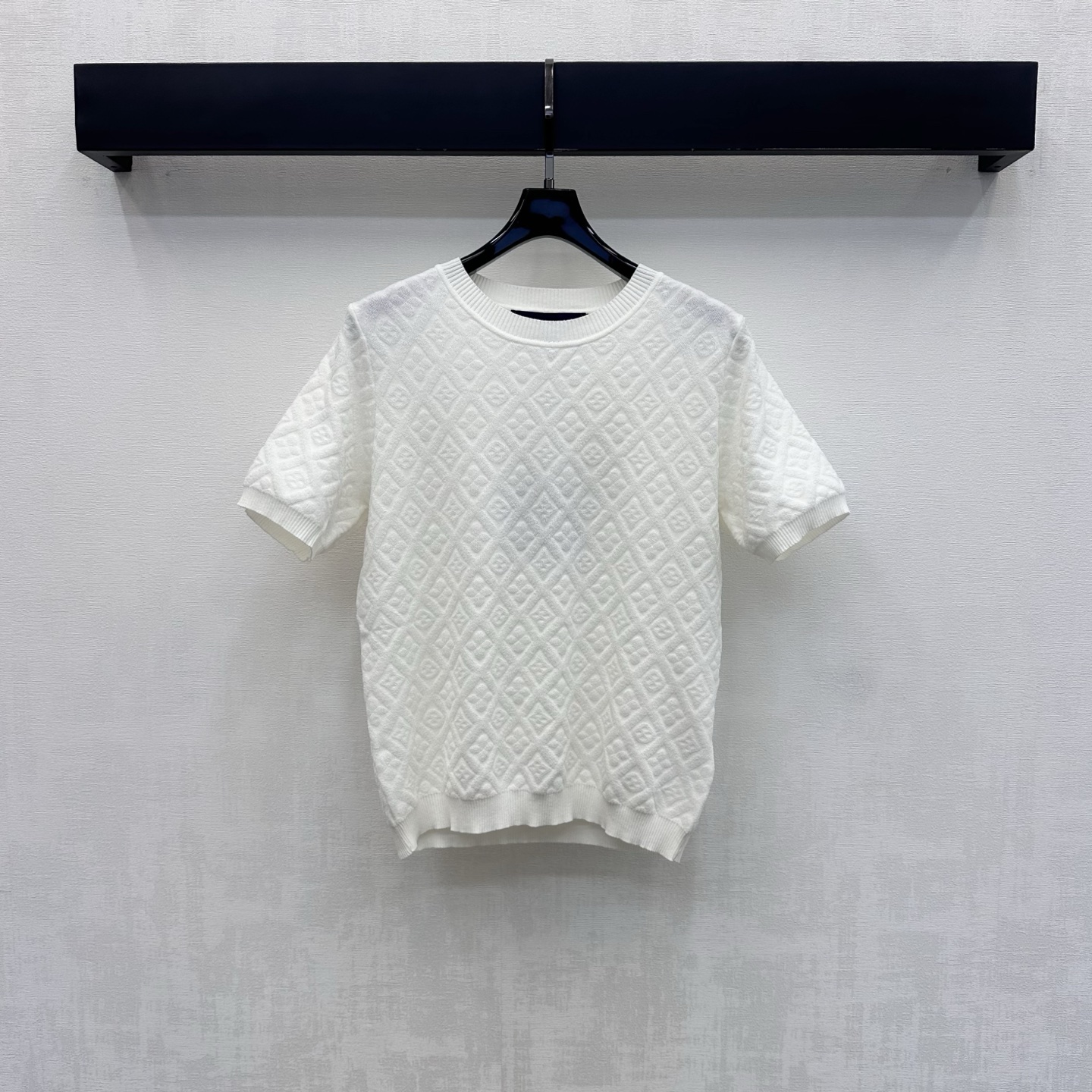 NO:887379,Louis Vuitto*2026 new products are on the shelves. Diamond jacquard short-sleeved knitted custom YB imported wool knitted material. The texture is soft and skin-friendly. Breathable and not tight. The round neck design is used with ribbed edge details to add layering to the shape. The elastic slim fit is slim and versatile. The whole body is decorated with the iconic four-leaf clover letter jacquard element to highlight the brand's tone. The development of surface accessories. Round neck short-sleeved top tailoring. Casual matching for daily commuting and high fashion.  High version 3 colors, louis vuitton, T-shirt,19860909Louis Vuitto*2026新品上架菱格提花短袖针织定制YB进口羊毛针织材质 质地柔软亲肤 透气不扎 沿用圆领设计配合罗纹包边细节处理 增添造型层次感 弹力修身版型显瘦又百搭 通体采用标志性四叶草字母提花元素装饰 彰显品牌调性 面辅料开发 圆领短袖上衣剪裁 日常通勤随意搭配穿搭高级时髦  高版本3色,,louis vuitton,T-shirt,,Women's clothing