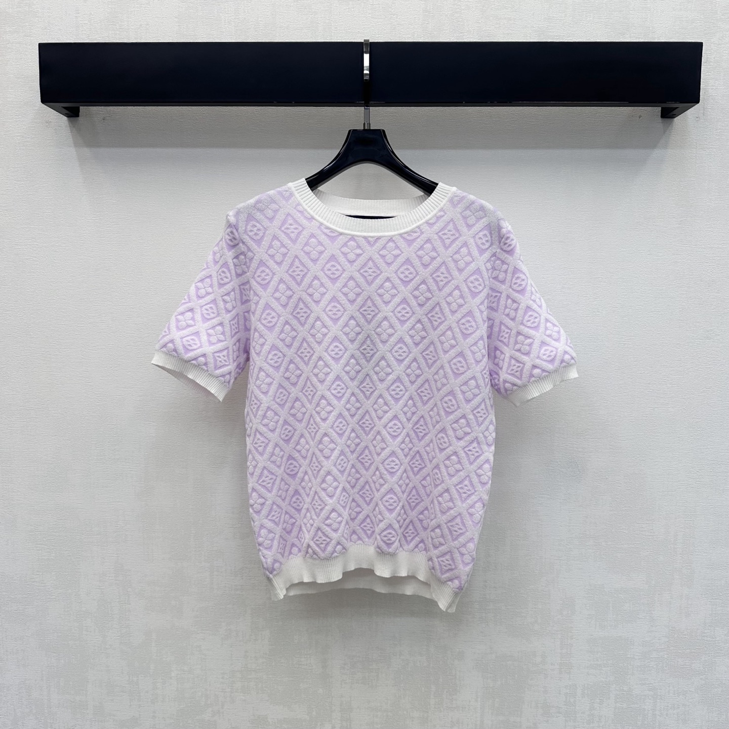 NO:887387,Louis Vuitto*2026 new products are on the shelves. Diamond jacquard short-sleeved knitted custom YB imported wool knitted material. The texture is soft and skin-friendly. Breathable and not tight. The round neck design is used with ribbed edge details to add layering to the shape. The elastic slim fit is slim and versatile. The whole body is decorated with the iconic four-leaf clover letter jacquard element to highlight the brand's tone. The development of surface accessories. Round neck short-sleeved top tailoring. Casual matching for daily commuting and high fashion.  High version 3 colors, louis vuitton, T-shirt,19860909Louis Vuitto*2026新品上架菱格提花短袖针织定制YB进口羊毛针织材质 质地柔软亲肤 透气不扎 沿用圆领设计配合罗纹包边细节处理 增添造型层次感 弹力修身版型显瘦又百搭 通体采用标志性四叶草字母提花元素装饰 彰显品牌调性 面辅料开发 圆领短袖上衣剪裁 日常通勤随意搭配穿搭高级时髦  高版本3色,,louis vuitton,T-shirt,,Women's clothing