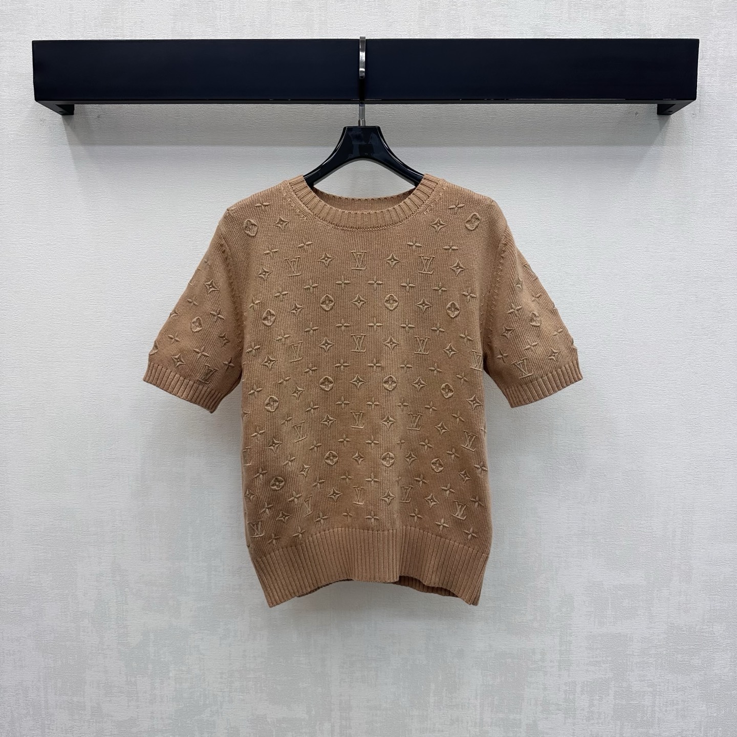 NO:887397,Louis Vuitto*2026 new products are on the shelves. Jacquard short-sleeved knitted custom YB imported wool knitted material. The texture is soft and skin-friendly. Breathable and not tight. The round neck design is used with ribbed edge details to add layering to the shape. The elastic slim fit is slim and versatile. The whole body is decorated with the iconic four-leaf clover letter jacquard element to highlight the brand tone. Surface accessories development. Round neck short-sleeved top tailoring. Casual matching for daily commuting and high fashion.  High version 2 colors, louis vuitton, T-shirt,19860909Louis Vuitto*2026新品上架提花短袖针织定制YB进口羊毛针织材质 质地柔软亲肤 透气不扎 沿用圆领设计配合罗纹包边细节处理 增添造型层次感 弹力修身版型显瘦又百搭 通体采用标志性四叶草字母提花元素装饰 彰显品牌调性 面辅料开发 圆领短袖上衣剪裁 日常通勤随意搭配穿搭高级时髦  高版本2色,,louis vuitton,T-shirt,,Women's clothing