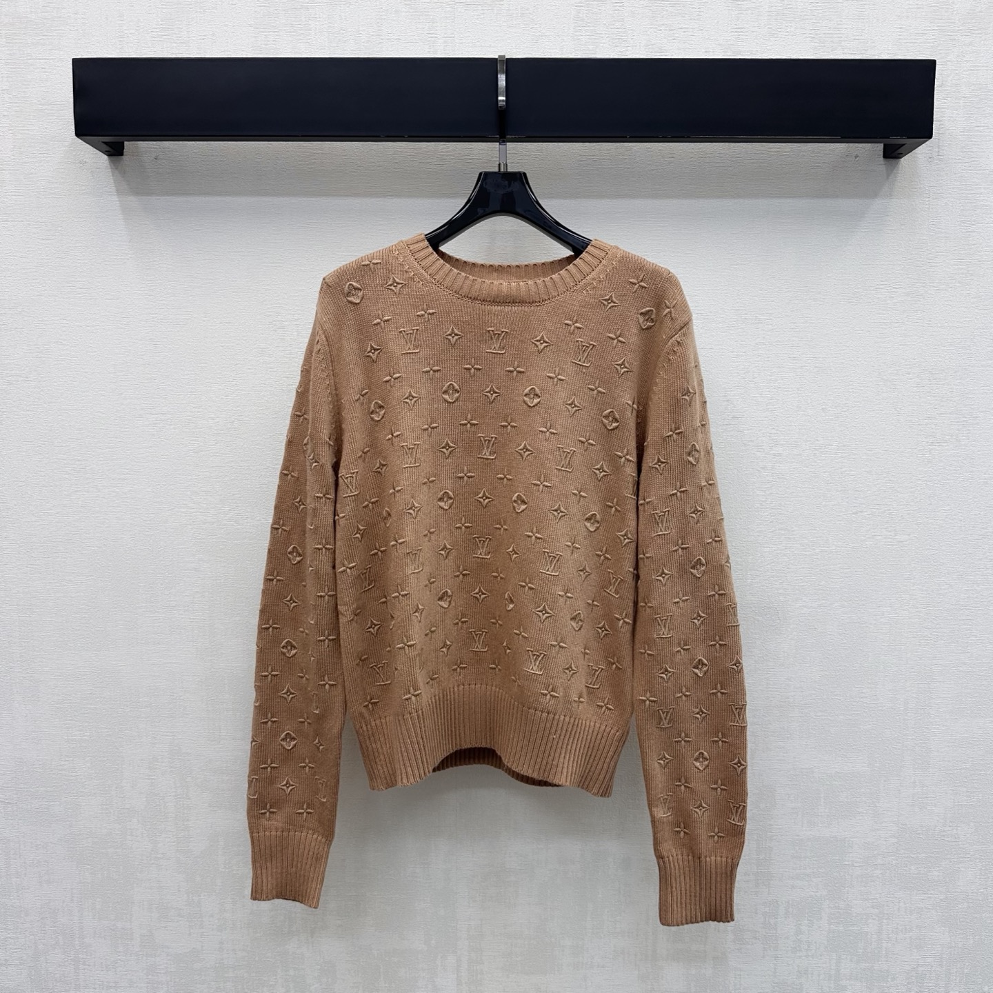 NO:887418,Louis Vuitto*2026 new products are on the shelves. Jacquard long-sleeved knitted custom YB imported wool knitted material. The texture is soft and skin-friendly. Breathable and not tight. The round neck design is used with ribbed edge details to add layering to the look. The stretchy slim fit is slim and versatile. The whole body is decorated with the iconic four-leaf clover letter jacquard element to highlight the brand's tone. The development of surface accessories. Round-neck long-sleeved top tailoring. Casual matching for daily commuting and high fashion.  High version 2 colors,,louis vuitton,19860909Louis Vuitto*2026新品上架提花长袖针织定制YB进口羊毛针织材质 质地柔软亲肤 透气不扎 沿用圆领设计配合罗纹包边细节处理 增添造型层次感 弹力修身版型显瘦又百搭 通体采用标志性四叶草字母提花元素装饰 彰显品牌调性 面辅料开发 圆领长袖上衣剪裁 日常通勤随意搭配穿搭高级时髦  高版本2色,,louis vuitton,,Women's clothing