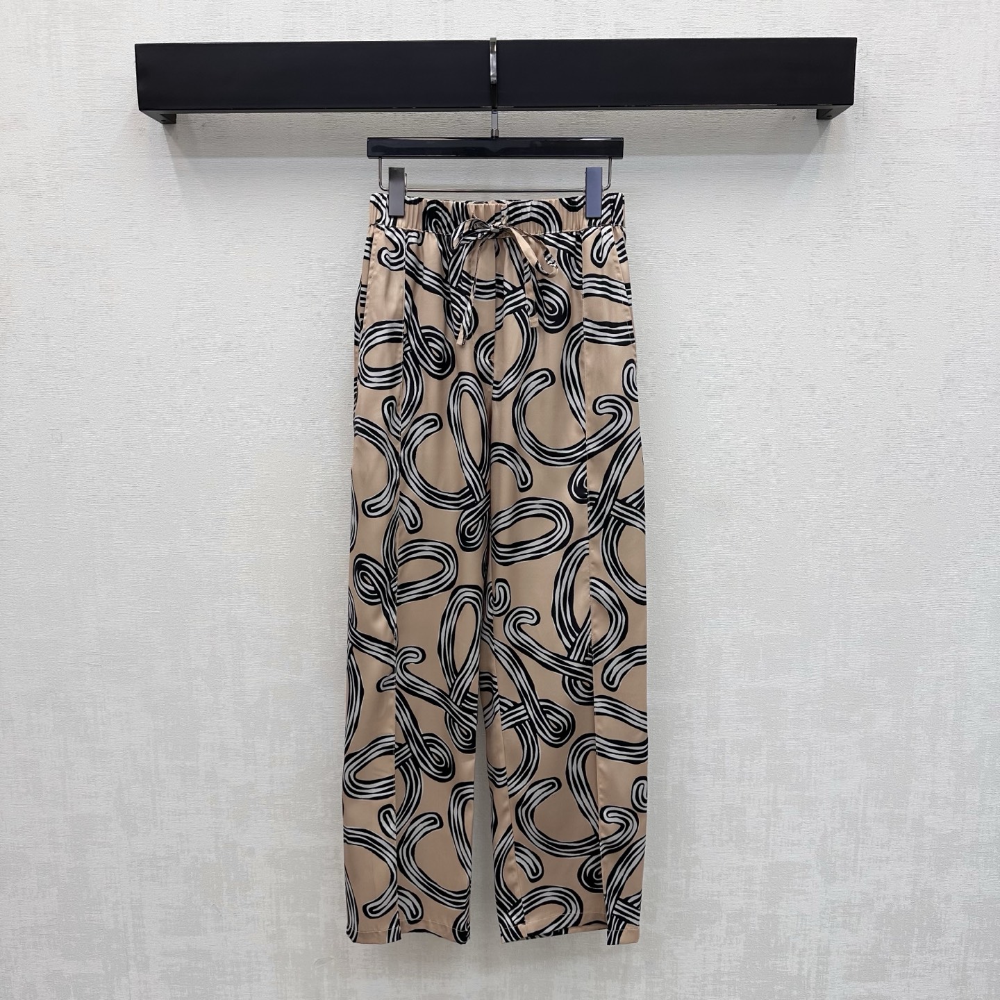 NO:887435,Loew*2026 new arrivals printed drawstring trousers, customized YB imported twill material. Smooth and draping texture. Breathable and skin-friendly. Black lines interweave into abstract art patterns throughout the body to highlight the brand's tone. Drawstring laces are used to adjust the design to add layering to the look. Surface accessories development. High-waisted straight trousers cut. Can be paired with short shirts from the same series. Complete set to wear high-end fashion. High version, loewe,19860909Loew*2026新品上架印花抽绳长裤定制YB进口斜纹绸材质 质地顺滑垂坠 透气亲肤 通体黑色线条交织成抽象艺术图案 彰显品牌调性 采用抽绳系带调节设计 增添造型层次感 面辅料开发 高腰直筒长裤剪裁 可搭配同系列短款衬衣 成套穿搭高级时髦 高版本,,loewe,,Women's clothing