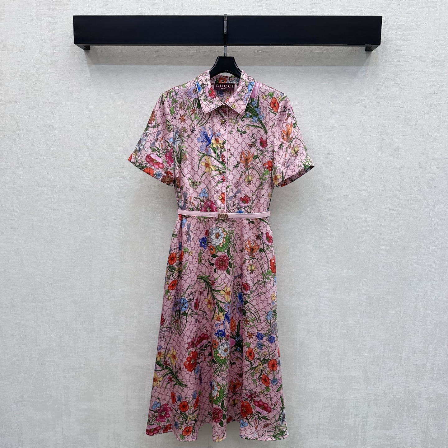 NO:887440,Cucc*2026 New Arrival Printed Belt Dress Customized YB imported twill material, breathable, comfortable and stylish, all-over printed iconic letter logo with bright flower and leaf patterns to highlight the brand tone. Half placket with metal engraved buttons to adjust the decoration. Matched with the same color letter buckle belt waist design to add layering to the look. Surface accessories development. Lapel short-sleeved dress tailoring. High-end temperament for commuting and dating. High version 2 colors, skirts, T-shirt,19860909Cucc*2026新品上架印花腰带连衣裙定制YB进口斜纹绸材质 质感透气舒适有型通体满印标志性字母徽标配合鲜艳花朵树叶图案点缀 彰显品牌调性 半开襟配合金属刻印纽扣调节装饰 搭配同色系字母扣皮带收腰设计 增添造型层次感 面辅料开发 翻领短袖连衣裙剪裁 通勤约会穿搭高级气质 高版本2色,,skirts,T-shirt,,Women's clothing