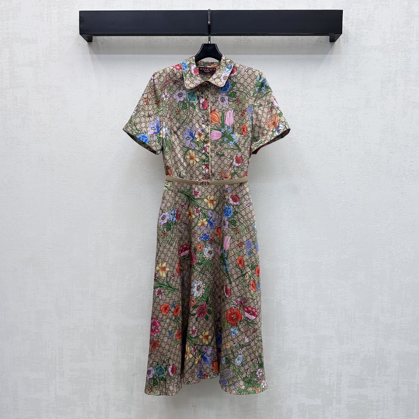 NO:887429,Cucc*2026 New Arrival Printed Belt Dress Customized YB imported twill material, breathable, comfortable and stylish, all-over printed iconic letter logo with bright flower and leaf patterns to highlight the brand tone. Half placket with metal engraved buttons to adjust the decoration. Matched with the same color letter buckle belt waist design to add layering to the look. Surface accessories development. Lapel short-sleeved dress tailoring. High-end temperament for commuting and dating. High version 2 colors, skirts, T-shirt,19860909Cucc*2026新品上架印花腰带连衣裙定制YB进口斜纹绸材质 质感透气舒适有型通体满印标志性字母徽标配合鲜艳花朵树叶图案点缀 彰显品牌调性 半开襟配合金属刻印纽扣调节装饰 搭配同色系字母扣皮带收腰设计 增添造型层次感 面辅料开发 翻领短袖连衣裙剪裁 通勤约会穿搭高级气质 高版本2色,,skirts,T-shirt,,Women's clothing