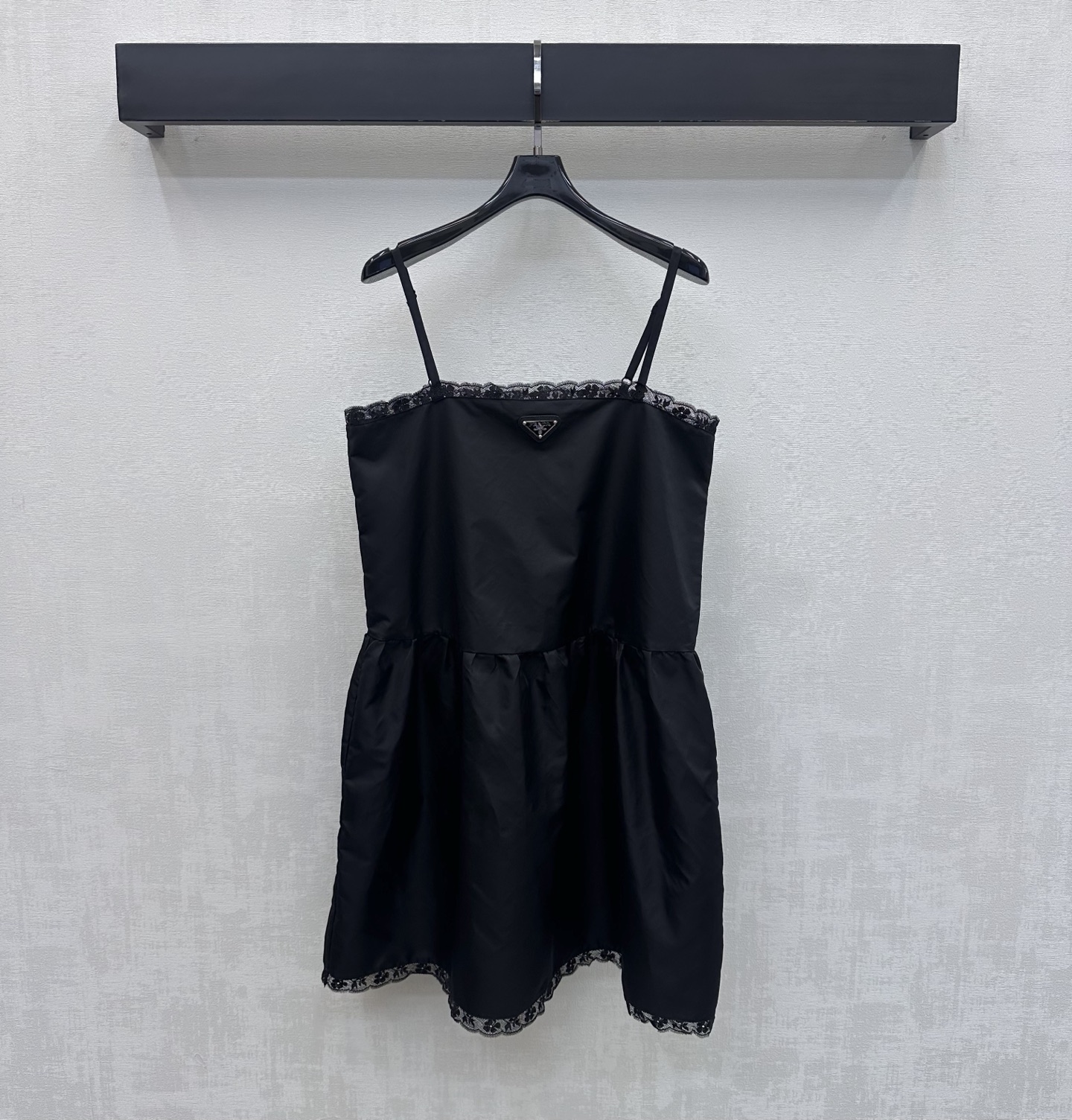 NO:887475,Prad*2026 new arrivals lace splicing suspender skirt customized YB imported environmentally friendly regenerated nylon material is shiny, comfortable and stylish. Lace splicing piping details are used at the neckline and hem. Echoing the neat tailoring design of the high-waisted pleated skirt, it adds a sense of layering to the look. The iconic metal triangle logo decoration is centered on the chest to highlight the brand tone. Development of surface accessories. Cutting of flat suspender dress. Fashionable and stylish for commuting and dating. High version, prada, skirts,19860909Prad*2026新品上架蕾丝拼接吊带裙定制YB进口环保再生尼龙材质光泽舒适有型 领口下摆沿用蕾丝拼接滚边细节 呼应高腰压褶裙摆利落裁剪设计 增添造型层次感 胸前居中点缀标志性金属三角徽标装饰 彰显品牌调性 面辅料开发 平口吊带连衣裙剪裁 通勤约会穿搭时髦洋气 高版本,,prada,skirts,,Women's clothing