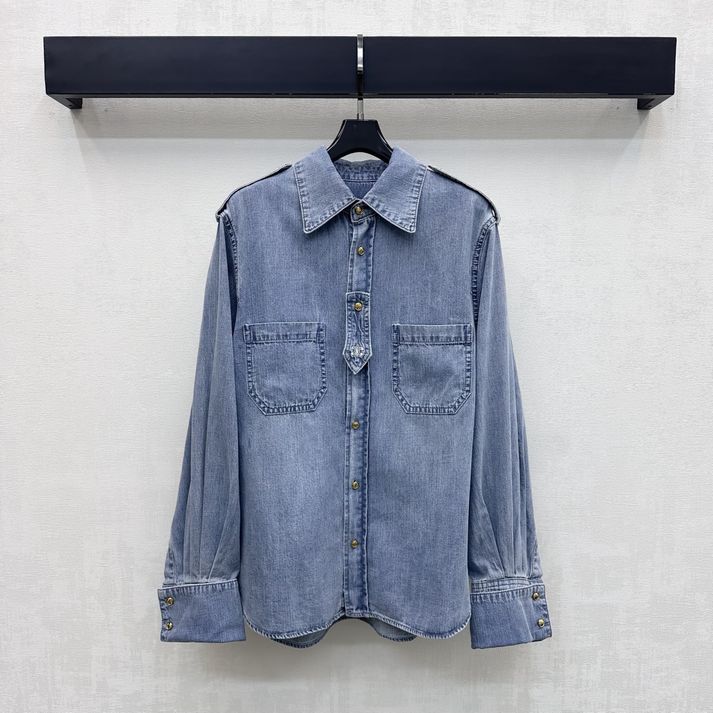 NO:889497,Celin*2026 new arrival buckle denim shirt, customized YB imported twill cotton denim material, full of texture, washed and old-fashioned, symmetrical pocket shoulder strap design on the chest, adding layering to the look, iconic engraved triumphal gold buckle adjustment, echoing the embroidered letters and logo buckle decoration on the front, highlighting the brand tone, simple and advanced, development of surface accessories, lapel long-sleeved shirt tailoring, showing a casual and free style, casual matching and fashionable style  High version,,celine,shirts,19860909Celin*2026新品上架扣带牛仔衬衣定制YB进口斜纹棉牛仔材质 质感十足 水洗做旧复古感 胸前饰以对称口袋肩伴设计 增添造型层次感 标志性刻印凯旋金扣调节处理 呼应前襟刺绣字母徽标扣带装饰 彰显品牌调性 简约高级 面辅料开发 翻领长袖衬衫版型剪裁 呈现随性自由的穿搭风格 随意搭配穿搭时髦洋气  高版本,,celine,shirts,,Women's clothing