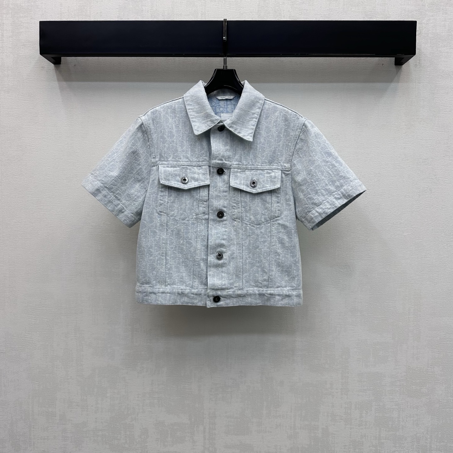 NO:889456,Dio*2026 new arrivals lapel jacquard denim short-sleeved jacket made of YB imported twill cotton denim material. Stiff and stylish. The whole body is made of light blue retro wash color. The metal button adjustment of the placket is matched with symmetrical flap pocket decoration on the chest to add layering to the look. The jacquard elements of the iconic letters are all over the floor. Echoing the engraved leather label on the back, highlighting the brand tone and showing French elegant casual style. Development of surface accessories. Lapel short-sleeved jacket style tailoring. Can be paired with long shorts of the same series.  A complete set of outfits for a stylish look. High version, dior, shorts, jackets & coats, T-shirt,19860909Dio*2026新品上架翻领提花牛仔短袖外套定制YB进口斜纹棉牛仔材质 挺括有型 通体采用浅蓝复古水洗色调 开襟金属纽扣调节搭配胸前对称翻盖口袋装饰 增添造型层次感 满铺标志性字母提花元素 呼应后背刻印皮标 彰显品牌调性 尽显法式优雅休闲风格 面辅料开发 翻领短袖外套版型剪裁 可搭配同系列长短裤 成套穿搭出彩时髦 高版本,,dior,shorts,jackets & coats,T-shirt,,Women's clothing