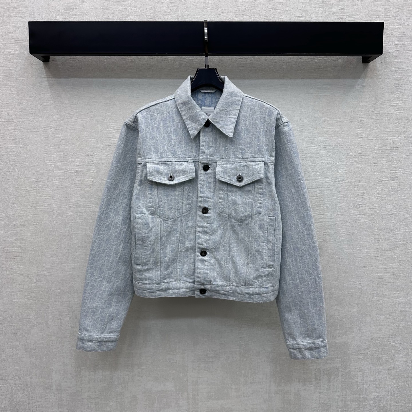 NO:889480,Dio*2026 new arrival lapel jacquard denim jacket custom made of YB imported twill cotton denim material. Stiff and stylish. The whole body is made of light blue retro wash color. The metal button adjustment of the placket is matched with the symmetrical flap pocket decoration on the chest to add a layered look. The jacquard elements of the iconic letters are all over the place. Echoing the engraved leather label on the back, highlighting the brand tone and showing the French elegant casual style. Development of surface accessories. Lapel jacket jacket style tailoring. Can be paired with skirts and trousers of the same series.  A complete set of outfits for a stylish look. High version, dior, skirts, jackets & coats, jackets & coats,19860909Dio*2026新品上架翻领提花牛仔外套定制YB进口斜纹棉牛仔材质 挺括有型 通体采用浅蓝复古水洗色调 开襟金属纽扣调节搭配胸前对称翻盖口袋装饰 增添造型层次感 满铺标志性字母提花元素 呼应后背刻印皮标 彰显品牌调性 尽显法式优雅休闲风格 面辅料开发 翻领夹克外套版型剪裁 可搭配同系列裙裤装 成套穿搭出彩时髦 高版本,,dior,skirts,jackets & coats,jackets & coats,,Women's clothing