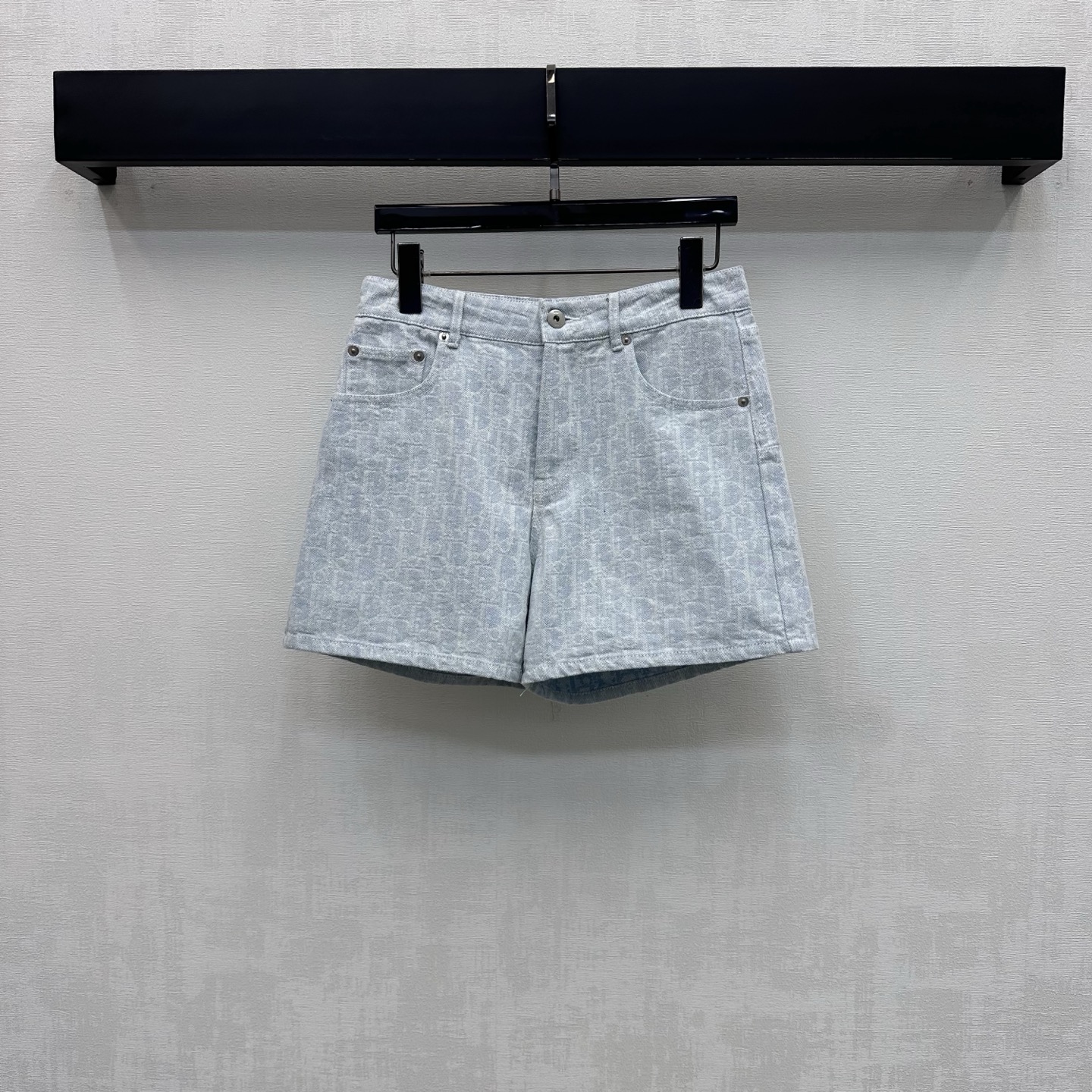 NO:889450,Dio*2026 new arrival jacquard denim shorts made of custom YB imported twill cotton denim material. Stiff and stylish. The whole body is made of light blue retro wash color. The metal engraved button adjustment on the placket is matched with symmetrical pocket decoration to add layering to the look. The iconic letter jacquard elements are all over the floor. Echoing the engraved leather label on the back waist, highlighting the brand tone and showing the French elegant casual style. Development of surface accessories. High-waist buttoned straight shorts cut. Can be paired with the same series of jackets.  A complete set of outfits for a stylish and high-end version, dior, shorts, jackets & coats,19860909Dio*2026新品上架提花牛仔短裤定制YB进口斜纹棉牛仔材质 挺括有型 通体采用浅蓝复古水洗色调 开襟金属刻印纽扣调节搭配对称插兜口袋装饰 增添造型层次感 满铺标志性字母提花元素 呼应后腰刻印皮标 彰显品牌调性 尽显法式优雅休闲风格 面辅料开发 高腰系扣直筒短裤剪裁 可搭配同系列外套 成套穿搭出彩时髦 高版本,,dior,shorts,jackets & coats,,Women's clothing