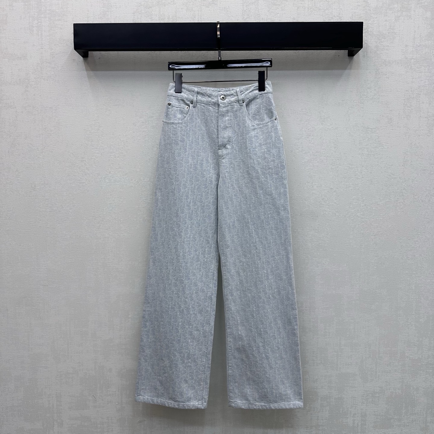 NO:889472,Dio*2026 new arrival jacquard denim trousers, custom-made YB imported twill cotton denim material, crisp and stylish, the whole body is made of light blue retro wash color, the placket is adjusted with metal engraved buttons and symmetrical pocket decorations add a sense of layering to the look. The iconic letter jacquard elements are all over the floor, echoing the engraved leather label on the back waist, highlighting the brand tonality, showing French elegant casual style, development of surface accessories, high-waist buttoned straight trousers cut, can be matched with the same series of jackets  A complete set of outfits for a stylish and high-end version, dior, jackets & coats,19860909Dio*2026新品上架提花牛仔长裤定制YB进口斜纹棉牛仔材质 挺括有型 通体采用浅蓝复古水洗色调 开襟金属刻印纽扣调节搭配对称插兜口袋装饰 增添造型层次感 满铺标志性字母提花元素 呼应后腰刻印皮标 彰显品牌调性 尽显法式优雅休闲风格 面辅料开发 高腰系扣直筒长裤剪裁 可搭配同系列外套 成套穿搭出彩时髦 高版本,,dior,jackets & coats,,Women's clothing
