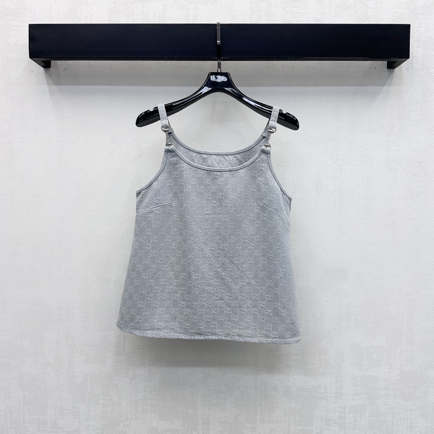 NO:889459,Gucc*2026 new arrivals jacquard denim camisole customized YB imported twill cotton denim jacquard material Enzyme washed to present a fresh light blue tone Breathable, comfortable and stylish Fully matte white and distressed double G rhombus jacquard logo elements Decorated with metal horsebit buckles on both shoulders to highlight the brand tone Zipper adjustment design on the waist adds a sense of layering to the look Full of old money feel Development of surface accessories Short camisole tailoring Can be paired with long shorts of the same series  Complete set of high-end fashion high version 766210,,gucci,shorts,19860909Gucc*2026新品上架提花牛仔吊带背心定制YB进口斜纹棉牛仔提花材质 酵素水洗 呈现清新浅蓝色调 透气舒适有型 满铺磨白做旧双G菱格提花徽标元素 配合双肩金属马衔链扣点缀装饰 彰显品牌调性 腰侧拉链调节设计 增添造型层次感 老钱感十足 面辅料开发 短款吊带背心剪裁 可搭配同系列长短裤 成套穿搭高级时髦  高版本 766210,,gucci,shorts,,Women's clothing