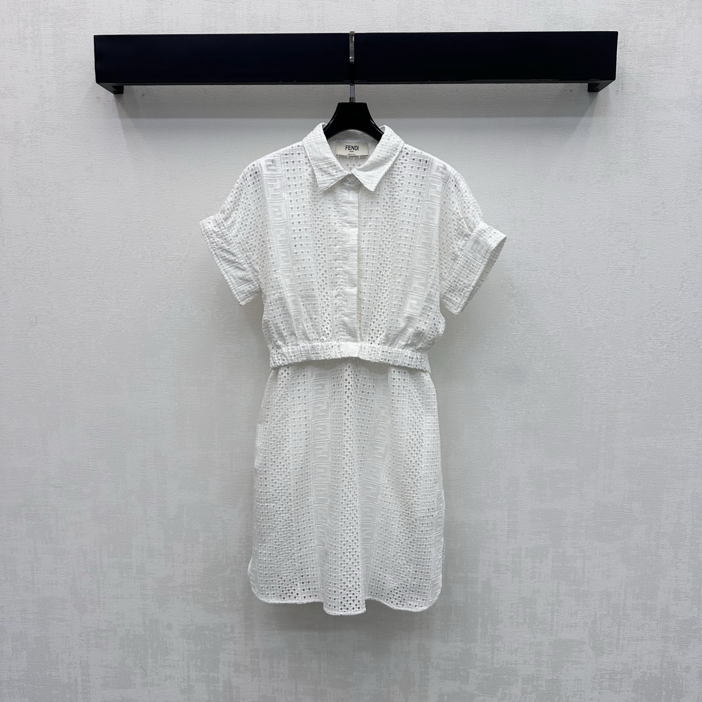 NO:890056,Fend*2026 new products on the shelves Heavy-duty hollow lace dress customized with YB imported embroidery material. Soft and breathable, with a slight natural texture and gentle temperament. The upper body has a lazy and casual Italian holiday atmosphere. The whole body is decorated with delicate hollow lace letter jacquard logo to highlight the brand tone. The hidden half-platform button adjustment is used with the fixed lace waist design of this fabric to add layering to the look and enhance the overall sophistication. Lapel short-sleeved dress tailoring  Easily create an Italian high-end style with high-end versions, 2 colors, fendi, skirts, T-shirt,19860909Fend*2026新品上架重工镂空蕾丝连衣裙定制YB进口绣花材质 柔软亲肤透气 带有微微自然肌理感温柔显气质 上身自带慵懒随性的意式度假氛围 通体细腻镂空蕾丝字母提花徽标装饰 彰显品牌调性 沿用隐藏式半开襟纽扣调节配合本布固定系带收腰设计 增添造型层次感 提升整体精致度 翻领短袖连衣裙剪裁 穿搭轻松打造意式高级风  高版本2色,,fendi,skirts,T-shirt,,Women's clothing