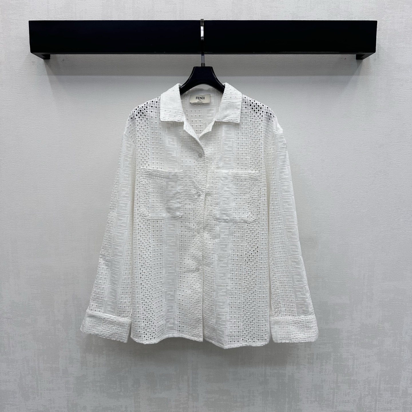 NO:890046,Fend*2026 new products on the shelves Heavy-duty hollow lace shirt customized with YB imported embroidery material. Soft and breathable, with a slight natural texture and gentle temperament. The upper body has a lazy and casual Italian vacation atmosphere. The entire body is decorated with delicate hollow lace letter jacquard logo to highlight the brand tone. The placket button adjustment is used with the symmetrical pocket design on the chest to add layering to the look and improve the overall sophistication. Lapel long-sleeved shirt cut can be paired with trousers of the same series.  Easily create a high-end Italian style by wearing a complete set. High-end version in 2 colors, fendi, shirts,19860909Fend*2026新品上架重工镂空蕾丝衬衣定制YB进口绣花材质 柔软亲肤透气 带有微微自然肌理感温柔显气质 上身自带慵懒随性的意式度假氛围 通体细腻镂空蕾丝字母提花徽标装饰 彰显品牌调性 沿用开襟纽扣调节配合胸前对称口袋设计 增添造型层次感 提升整体精致度 翻领长袖衬衫剪裁 可搭配同系列长裤 成套穿搭轻松打造意式高级风  高版本2色,,fendi,shirts,,Women's clothing