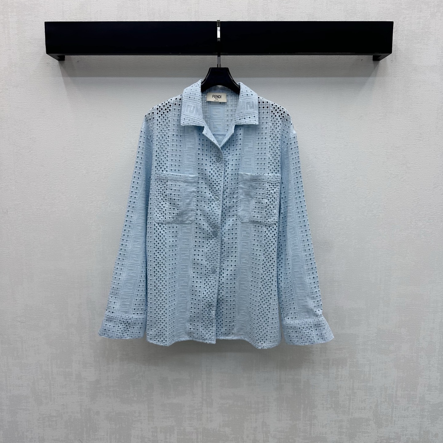 NO:890030,Fend*2026 new products on the shelves Heavy-duty hollow lace shirt customized with YB imported embroidery material. Soft and breathable, with a slight natural texture and gentle temperament. The upper body has a lazy and casual Italian vacation atmosphere. The entire body is decorated with delicate hollow lace letter jacquard logo to highlight the brand tone. The placket button adjustment is used with the symmetrical pocket design on the chest to add layering to the look and improve the overall sophistication. Lapel long-sleeved shirt cut can be paired with trousers of the same series.  Easily create a high-end Italian style by wearing a complete set. High-end version in 2 colors, fendi, shirts,19860909Fend*2026新品上架重工镂空蕾丝衬衣定制YB进口绣花材质 柔软亲肤透气 带有微微自然肌理感温柔显气质 上身自带慵懒随性的意式度假氛围 通体细腻镂空蕾丝字母提花徽标装饰 彰显品牌调性 沿用开襟纽扣调节配合胸前对称口袋设计 增添造型层次感 提升整体精致度 翻领长袖衬衫剪裁 可搭配同系列长裤 成套穿搭轻松打造意式高级风  高版本2色,,fendi,shirts,,Women's clothing