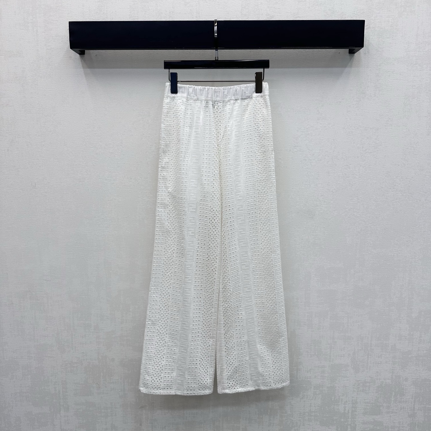 NO:890041,Fend*2026 new products on the shelves Heavy-duty hollow lace trousers customized with YB imported embroidery material. Soft and breathable, with a slight natural texture and gentle temperament. The upper body has a lazy and casual Italian holiday atmosphere. The whole body is decorated with delicate hollow lace letter jacquard logo to highlight the brand tone. The jacquard letter elastic waist adjustment design is used to add layering to the shape and improve the overall sophistication. High-waisted straight trousers can be matched with shirts of the same series.  Easily create a high-end Italian style by wearing a complete set. High-end version in 2 colors, fendi, shirts,19860909Fend*2026新品上架重工镂空蕾丝长裤定制YB进口绣花材质 柔软亲肤透气 带有微微自然肌理感温柔显气质 上身自带慵懒随性的意式度假氛围 通体细腻镂空蕾丝字母提花徽标装饰 彰显品牌调性 沿用提花字母松紧腰调节设计 增添造型层次感 提升整体精致度 高腰直筒长裤剪裁 可搭配同系列衬衫 成套穿搭轻松打造意式高级风  高版本2色,,fendi,shirts,,Women's clothing