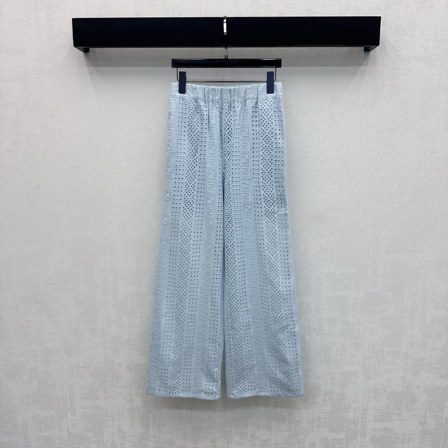 NO:890024,Fend*2026 new products on the shelves Heavy-duty hollow lace trousers customized with YB imported embroidery material. Soft and breathable, with a slight natural texture and gentle temperament. The upper body has a lazy and casual Italian holiday atmosphere. The whole body is decorated with delicate hollow lace letter jacquard logo to highlight the brand tone. The jacquard letter elastic waist adjustment design is used to add layering to the shape and improve the overall sophistication. High-waisted straight trousers can be matched with shirts of the same series.  Easily create a high-end Italian style by wearing a complete set. High-end version in 2 colors, fendi, shirts,19860909Fend*2026新品上架重工镂空蕾丝长裤定制YB进口绣花材质 柔软亲肤透气 带有微微自然肌理感温柔显气质 上身自带慵懒随性的意式度假氛围 通体细腻镂空蕾丝字母提花徽标装饰 彰显品牌调性 沿用提花字母松紧腰调节设计 增添造型层次感 提升整体精致度 高腰直筒长裤剪裁 可搭配同系列衬衫 成套穿搭轻松打造意式高级风  高版本2色,,fendi,shirts,,Women's clothing