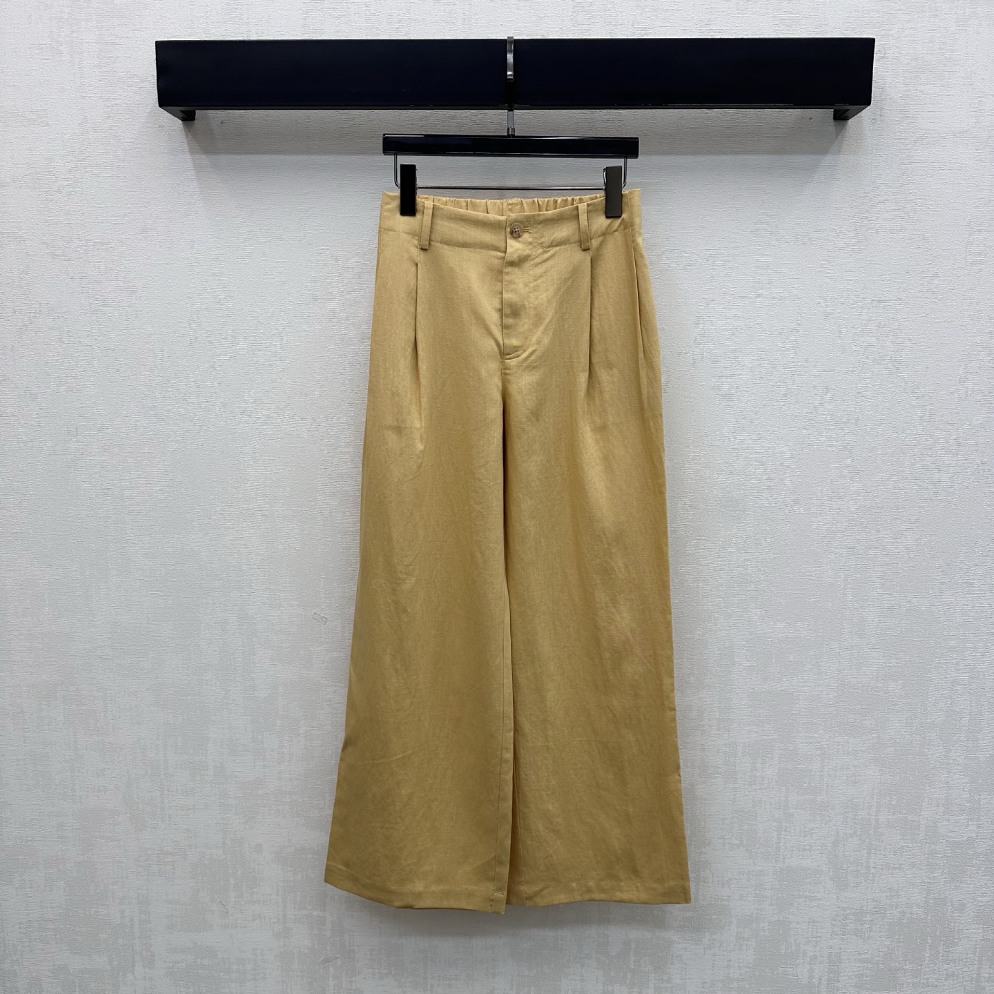 NO:890080,BC*2026 new products on the shelves old money style linen trousers customized YB imported linen fabric is light and breathable, feels dry and skin-friendly, has the unique texture of natural fibers and a micro-wrinkle effect. The upper body has a high-end, lazy and quiet luxury atmosphere. The loose wide-leg version design hides the flesh invisible and has excellent drape. It visually lengthens the leg line and makes you look taller and slimmer. Development of surface accessories. High-waist buttoned straight trousers can be matched with vests of the same series.  Wear a complete set to easily create an old-money, high-end style, elegant and casual, high version,,19860909BC*2026新品上架老钱风亚麻长裤定制YB进口亚麻面料 质地轻盈透气 触感干爽亲肤 带有天然纤维的独特肌理感与微皱效果 上身自带高级慵懒的静奢氛围 宽松阔腿版型设计 遮肉于无形 垂坠感极佳 视觉上拉长腿部线条 显高显瘦 面辅料开发 高腰系扣直筒长裤剪裁 可搭配同系列背心 成套穿搭轻松打造老钱高级风 优雅又随性 高版本,,,Women's clothing