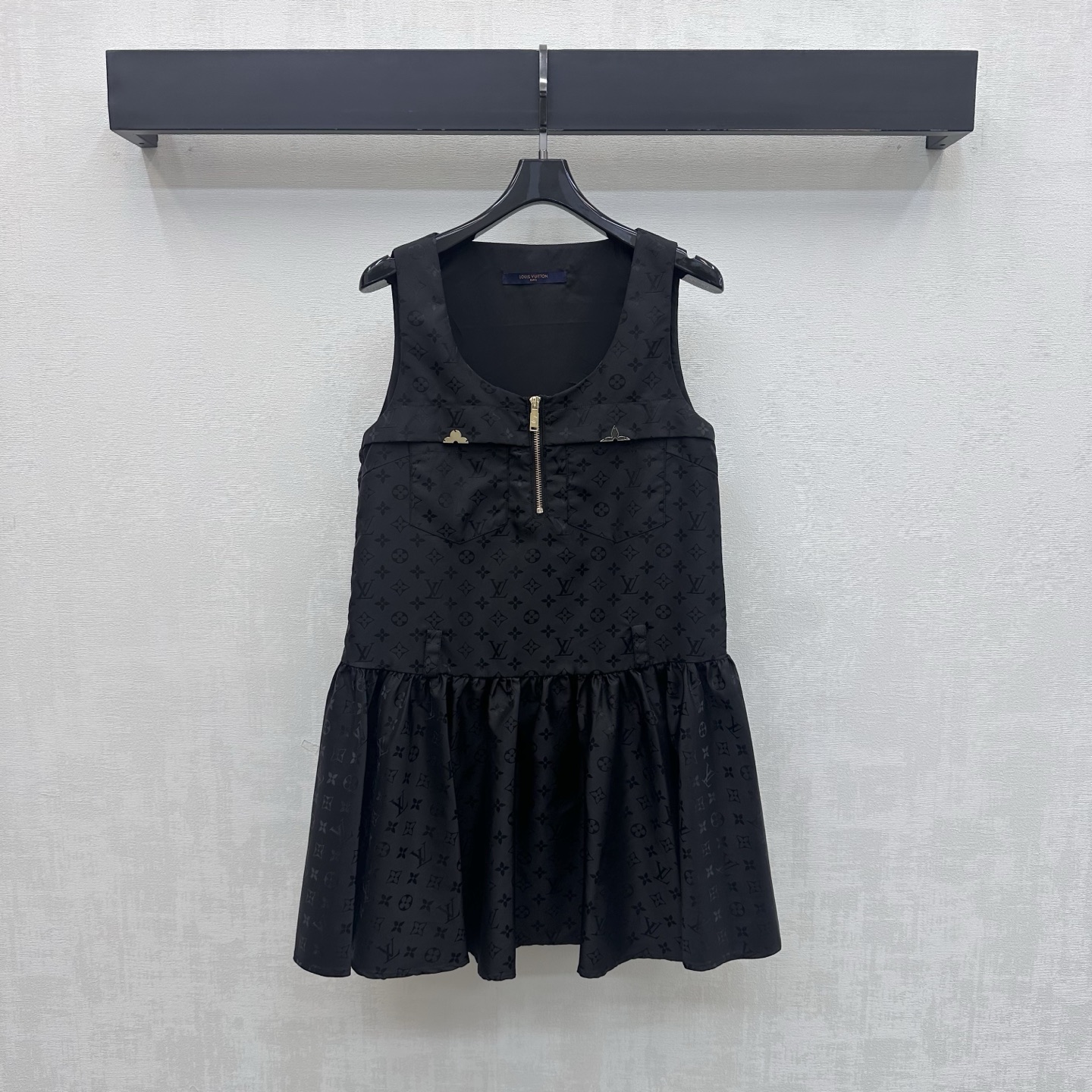 NO:890089,Louis Vuitto*2026 new products are on the shelves. Dark pattern pleated tank top. Customized YB imported nylon material. Breathable, comfortable and full of texture. The whole body is covered with dark pattern four-leaf clover letter jacquard elements to highlight the brand tone. Use the half-open zipper to adjust the four-leaf clover metal logo embellishment on the chest. Combined with the low-waist pleated skirt cutting design to add layering to the look. Surface accessories development. Spliced pleated tank skirt tailoring. High-end fashion for commuting and dating. High version, louis  vuitton,skirts,19860909Louis Vuitto*2026新品上架暗纹压褶背心裙 定制YB进口尼龙材质 透气舒适 质感十足 通体满铺暗纹四叶草字母提花元素 彰显品牌调性 沿用半开襟拉链调节胸前四叶草金属徽标点缀装饰 配合低腰压褶裙摆裁剪设计 增添造型层次感 面辅料开发 拼接压褶背心裙剪裁 通勤约会穿搭高级时髦  高版本,,louis vuitton,skirts,,Women's clothing
