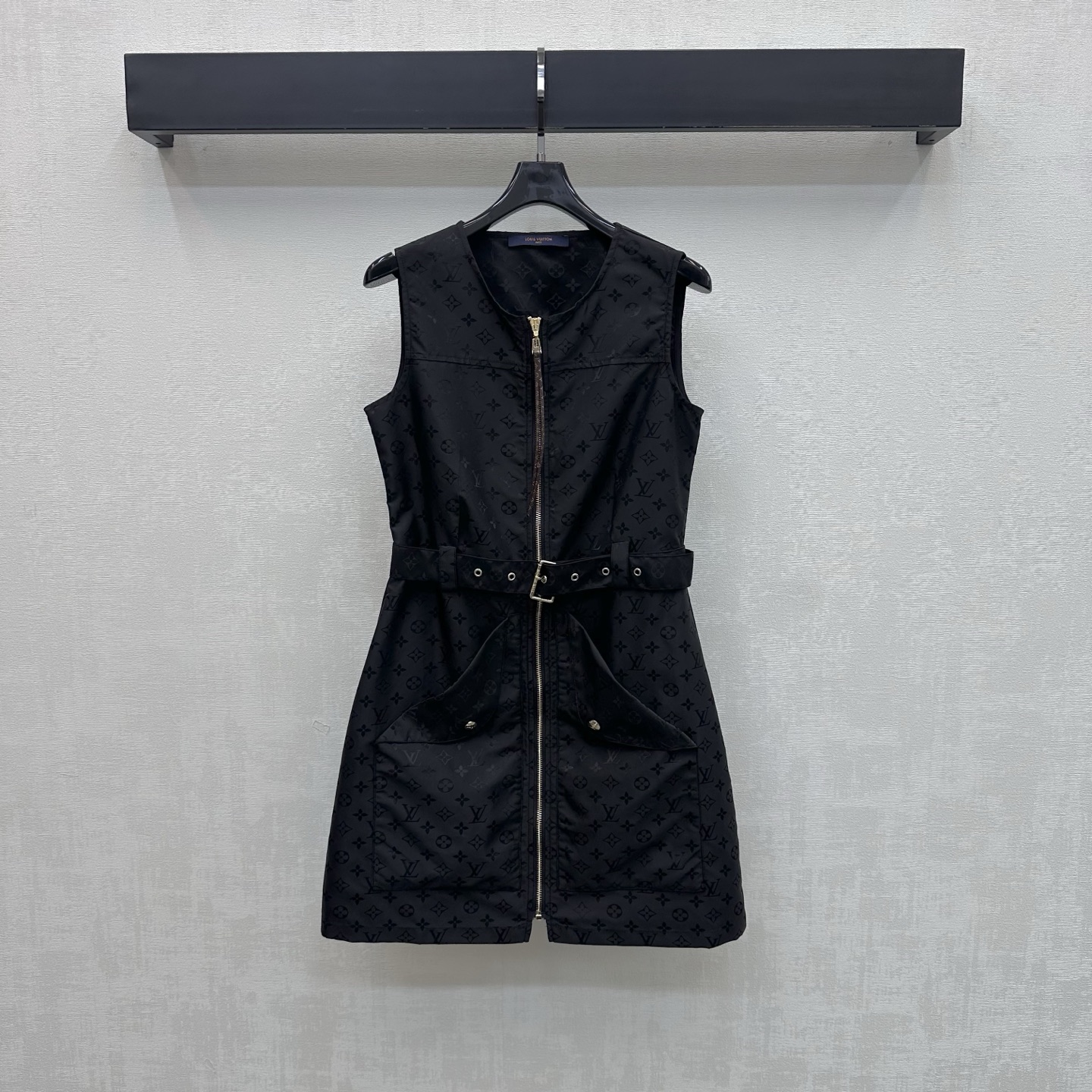 NO:890081,Louis Vuitto*2026 new arrivals dark pattern jacquard vest dress. Customized YB imported nylon material. Breathable, comfortable and full of texture. The whole body is covered with dark pattern four-leaf clover letter jacquard elements to highlight the brand tone. Use the placket leather label zipper to adjust the perforated lace waist design and symmetrical diagonal pocket decoration to add layering to the look. Development of surface accessories. Round neck sleeveless dress tailoring. High fashion for commuting and dating. High version, Louis  vuitton,skirts,19860909Louis Vuitto*2026新品上架暗纹提花背心裙 定制YB进口尼龙材质 透气舒适 质感十足 通体满铺暗纹四叶草字母提花元素 彰显品牌调性 沿用开襟皮标拉链调节本布穿孔系带收腰设计与对称斜插口袋装饰 增添造型层次感 面辅料开发 圆领无袖连衣裙剪裁 通勤约会穿搭高级时髦  高版本,,louis vuitton,skirts,,Women's clothing