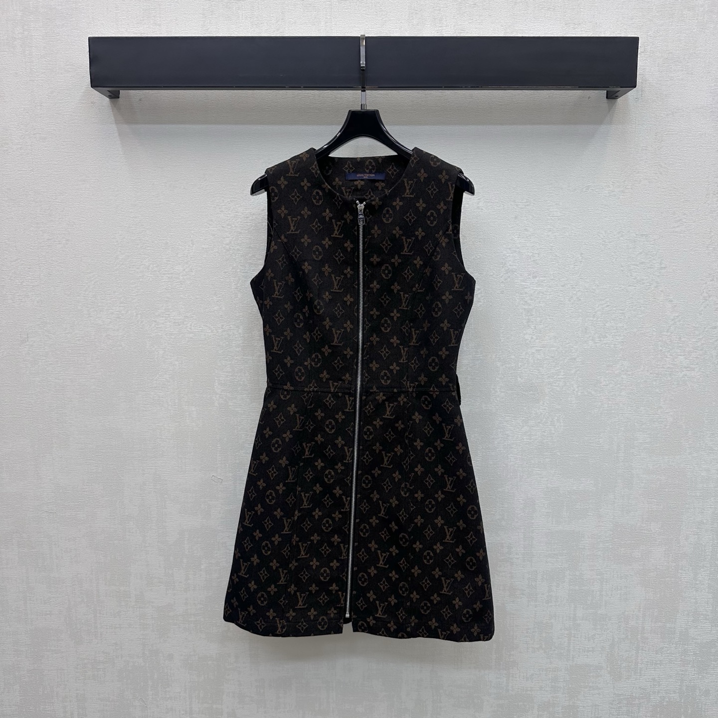 NO:890064,Louis Vuitto*2026 new arrivals jacquard denim vest dress customized with YB imported twill cotton denim material, full of texture, treated with repeated enzyme washing process, not easy to dye and discolor, ready-to-wear fully covered with iconic four-leaf clover jacquard letter logo element design, highlighting the brand tone, metal zipper adjustment at the placket and contrasting leather label embellishment on the back, adding layering to the look, development of surface accessories, round neck waist vest dress tailoring, high fashion for daily commuting and dating  High version 2 colors,,louis vuitton,skirts,19860909Louis Vuitto*2026新品上架提花牛仔背心裙定制YB进口斜纹全棉牛仔材质 质感十足 反复酵素水洗工艺处理 不易染色脱色 成衣满铺标志性四叶草提花字母徽标元素设计 彰显品牌调性 开襟金属拉链调节配合后腰撞色皮标点缀装饰 增添造型层次感 面辅料开发 圆领收腰背心裙剪裁 日常通勤约会穿搭高级时髦 高版本2色,,louis vuitton,skirts,,Women's clothing