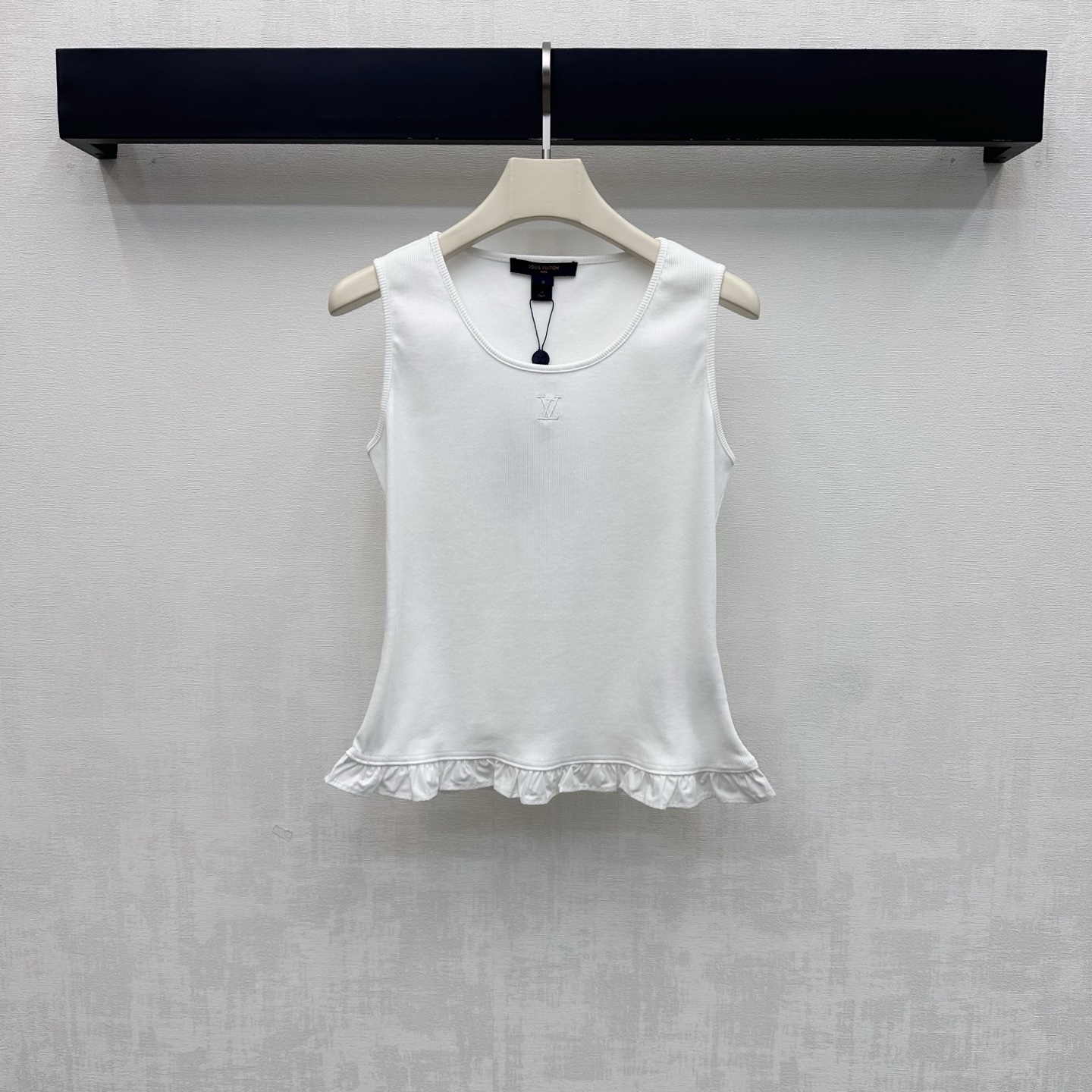 NO:890919,Louis Vuitto*2026 new product launch embroidered ruffle vest customized YB imported high-elastic twill cotton material, comfortable, breathable and easy to wear, the whole body vertical pit strip texture is visually slimmer, designed with hemming details, echoing the ruffle trimming at the hem, adding a layered look. The iconic letter embroidery logo decoration is centered on the chest to highlight the brand's tone. Development of surface accessories. Round neck contrasting vest tailoring. Casual matching and matching to show relaxed, light and luxurious temperament. Outstanding and fashionable.  High version 2 colors,,louis vuitton,19860909Louis Vuitto*2026新品上架刺绣荷叶边背心定制YB进口高弹斜纹全棉材质 舒适透气好穿 通体竖坑条纹理视觉更为显瘦 配合包边细节设计处理 呼应下摆荷叶边裁剪处理 增添造型层次感 胸前居中点缀标志性字母刺绣徽标装饰 彰显品牌调性 面辅料开发 圆领撞色背心剪裁 随意搭配穿搭尽显松弛轻奢气质 出彩时髦  高版本2色,,louis vuitton,,Women's clothing