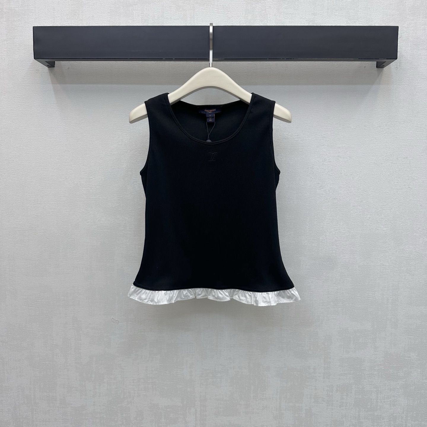 NO:890869,Louis Vuitto*2026 new product launch embroidered ruffle vest customized YB imported high-elastic twill cotton material, comfortable, breathable and easy to wear, the whole body vertical pit strip texture is visually slimmer, designed with hemming details, echoing the ruffle trimming at the hem, adding a layered look. The iconic letter embroidery logo decoration is centered on the chest to highlight the brand's tone. Development of surface accessories. Round neck contrasting vest tailoring. Casual matching and matching to show relaxed, light and luxurious temperament. Outstanding and fashionable.  High version 2 colors,,louis vuitton,19860909Louis Vuitto*2026新品上架刺绣荷叶边背心定制YB进口高弹斜纹全棉材质 舒适透气好穿 通体竖坑条纹理视觉更为显瘦 配合包边细节设计处理 呼应下摆荷叶边裁剪处理 增添造型层次感 胸前居中点缀标志性字母刺绣徽标装饰 彰显品牌调性 面辅料开发 圆领撞色背心剪裁 随意搭配穿搭尽显松弛轻奢气质 出彩时髦  高版本2色,,louis vuitton,,Women's clothing