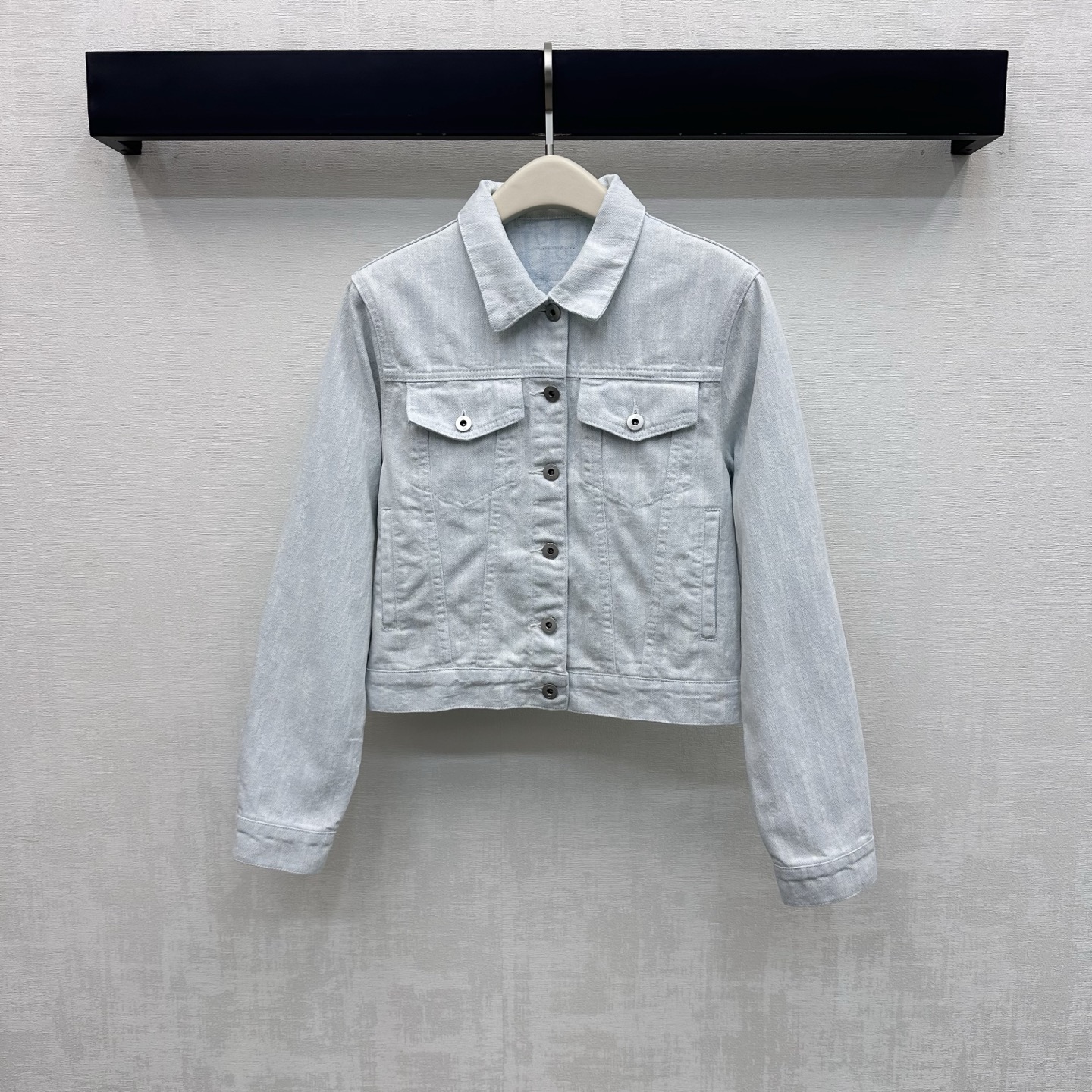 NO:890168,Dio*2026 new arrivals jacquard denim jacket jacket made of imported YB twill cotton denim material. Stiff and stylish. The whole body is made of light blue retro wash color. The metal button adjustment of the placket is matched with the symmetrical flap pocket decoration on the chest to add layering to the look. The jacquard elements of the iconic letters are all over the floor. Echoing the engraved leather label on the back, highlighting the brand tonality and showing the French elegant casual style. Development of surface accessories. Lapel jacket jacket style tailoring. Can be paired with long shorts of the same series.  A complete set of outfits for a stylish and high-end version, dior, shorts, jackets & coats, jackets & coats,19860909Dio*2026新品上架提花牛仔夹克外套定制YB进口斜纹棉牛仔材质 挺括有型 通体采用浅蓝复古水洗色调 开襟金属纽扣调节搭配胸前对称翻盖口袋装饰 增添造型层次感 满铺标志性字母提花元素 呼应后背刻印皮标 彰显品牌调性 尽显法式优雅休闲风格 面辅料开发 翻领夹克外套版型剪裁 可搭配同系列长短裤 成套穿搭出彩时髦 高版本,,dior,shorts,jackets & coats,jackets & coats,,Women's clothing