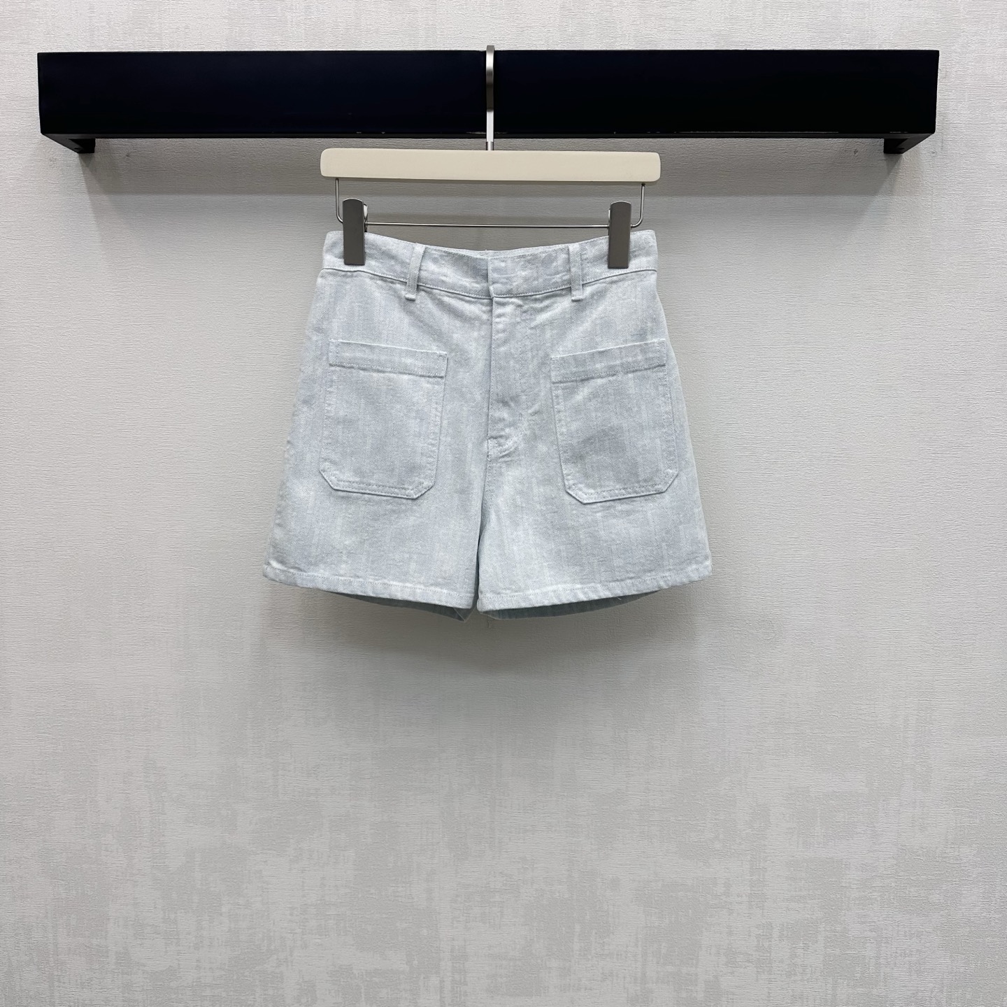 NO:890156,Dio*2026 new arrival jacquard denim shorts, custom made of YB imported twill cotton denim material, crisp and stylish, the whole body is made of light blue retro washed tone, the placket is adjusted with metal engraved buttons and symmetrical pocket decorations, adding layering to the look, the iconic letter jacquard elements are all over the floor, echoing the engraved leather label on the back waist, highlighting the brand tonality, showing the French elegant casual style, development of surface accessories, high waist buttoned straight shorts cut, can be paired with the same series of jackets, and the complete set is brilliant and fashionable.  High version,,dior,shorts,jackets & coats,19860909Dio*2026新品上架提花牛仔短裤定制YB进口斜纹棉牛仔材质 挺括有型 通体采用浅蓝复古水洗色调 开襟金属刻印纽扣调节搭配对称口袋装饰 增添造型层次感 满铺标志性字母提花元素 呼应后腰刻印皮标 彰显品牌调性 尽显法式优雅休闲风格 面辅料开发 高腰系扣直筒短裤剪裁 可搭配同系列外套 成套穿搭出彩时髦  高版本,,dior,shorts,jackets & coats,,Women's clothing