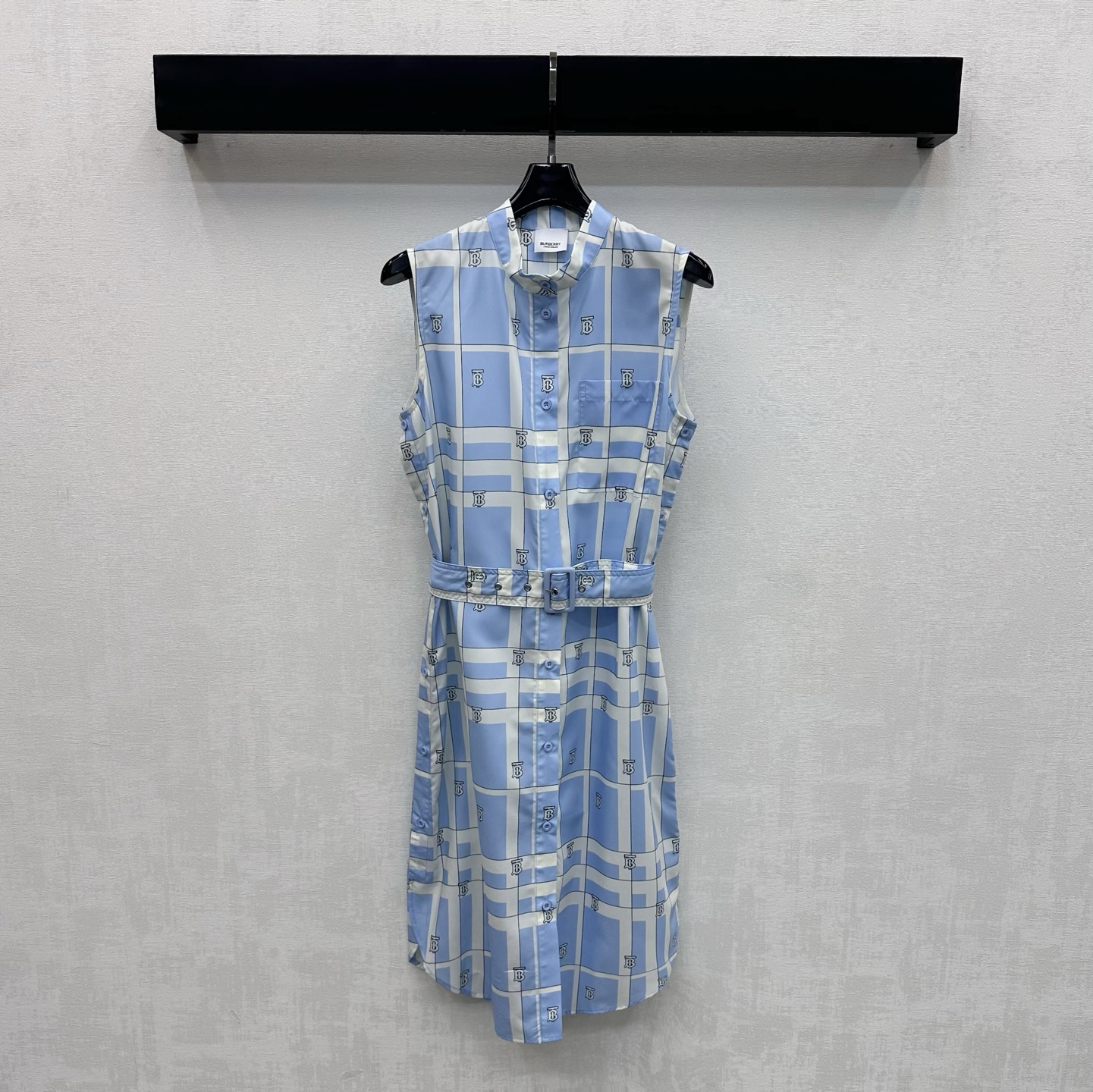 NO:890072,Bur BBR*2026 new arrivals plaid printed shirt dress made of YB imported twill cotton material. The texture is crisp and breathable, sweat-absorbent and skin-friendly. The whole body is designed with classic blue and white interwoven plaid elements. It echoes the all-over embellishment of the iconic letter logo and highlights the brand tone. The placket button adjustment is combined with the fabric's perforated belt to freely tighten the waist to add a sense of layering. The hem is slightly arc-cut to modify the neat lines. Surface accessories development. Stand collar sleeveless dress tailoring.  Daily commuting wear is refreshing and high-end, with British college temperament. High version, burberry, skirts,19860909Bur BBR*2026新品上架格纹印花衬衣裙定制YB进口斜纹全棉材质 质地挺括透气 吸汗亲肤 通体采用经典蓝白交织格纹元素设计 呼应满印标志性字母徽标点缀装饰 彰显品牌调性 开襟纽扣调节配合本布穿孔腰带自由收腰设计处理 增添造型层次感 下摆微弧裁剪修饰利落线条感 面辅料开发 立领无袖连衣裙剪裁 日常通勤穿搭清爽高级 自带英伦学院气质 高版本,,burberry,skirts,,Women's clothing