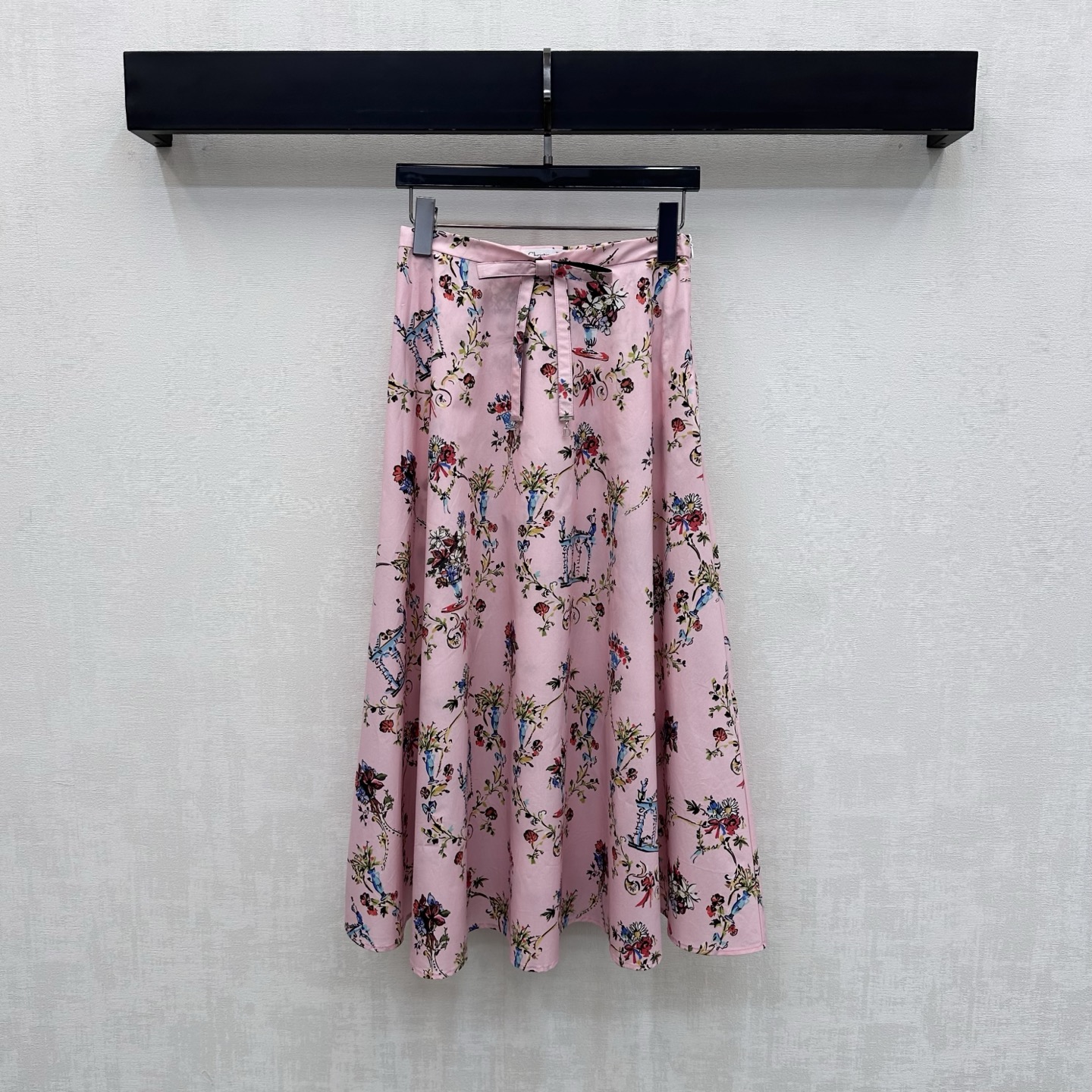 NO:890913,Dio*2026 new products are on the shelves. The hand-painted printed pleated skirt is made of YB imported twill cotton. The texture is soft and smooth. Breathable and sweat-absorbent. The spliced and contrasting waist design is used to modify the body line. It is cut with an A-line mid-length skirt to cover the flesh. It is elegant and flexible when walking. Adds a sense of layering to the look. The whole body is printed with hand-painted flowers and vase prints to highlight the brand's tonality. The colors are soft and the lines are smooth. The development of surface accessories. High-waisted pleated skirt tailoring.  Mix and match casually to easily create Italian high-end style. High version, dior, skirts,19860909Dio*2026新品上架手绘印花压褶半裙定制YB进口斜纹棉材质 质地柔软顺滑 透气吸汗 沿用拼接撞色腰头设计 修饰身形线条 配合A字中长款裙摆裁剪遮肉显瘦 走动间飘逸灵动 增添造型层次感 通体满印手绘风格的繁花与花瓶印花图案 彰显品牌调性 色彩柔和线条流畅 面辅料开发 高腰压褶半裙剪裁 随意搭配 穿搭轻松打造意式高级风 高版本,,dior,skirts,,Women's clothing
