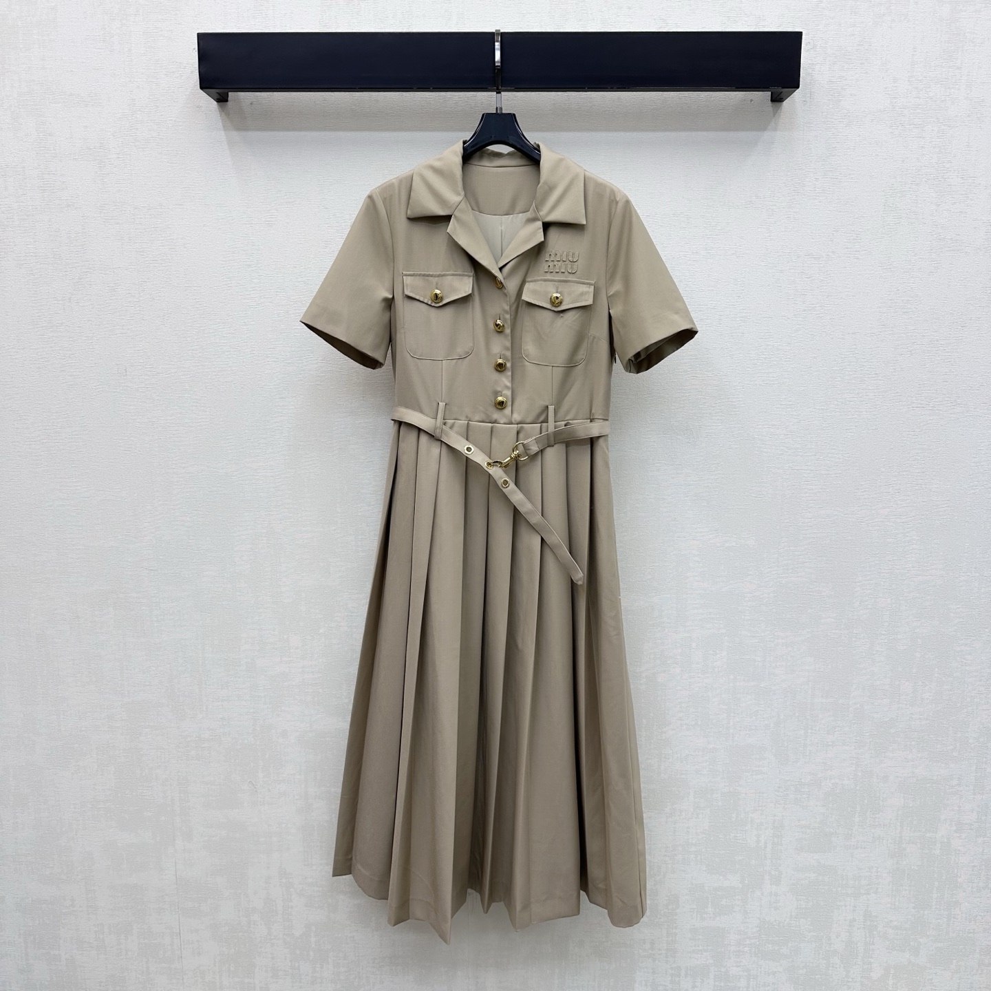 NO:890938,Miumi*2026 new arrival lapel pleated dress, customized YB imported cotton material, is glossy, delicate and stylish. It follows the classic lapel style and is decorated with symmetrical work pockets on the chest. The elasticity of the metal buckle belt is adjusted with a half-platock gold buckle design. The tailoring process of the pleated skirt is echoed by the waist zipper adjustment, adding layering to the look. The chest is embellished with iconic letters and logo elements to highlight the brand's tone. The plain color of the garment uses tailoring and details to enhance sophistication and enrich visual details.  Simple, high-end and durable, presenting a casual and elegant style. Development of fabrics and accessories. Lapel short-sleeved dress tailoring. Commuting and dating wear. Temperament, charm and British elegance. High version 2 colors, miumiu, skirts, T-shirt,19860909Miumi*2026新品上架翻领百褶连衣裙定制YB进口棉纶材质光泽细腻有型 沿用经典翻领版型胸前对称工装口袋装饰 金属卡扣腰带松紧调节配合半开襟金扣设计 呼应腰侧拉链调节百褶裙摆裁剪处理 增添造型层次感 胸前点缀标志性字母徽标元素装饰 彰显品牌调性 成衣素色利用裁剪和细节提升精致度 丰富视觉效果细节 简约高级耐看呈现随性优雅风格面辅料开发 翻领短袖连衣裙剪裁 通勤约会穿搭气质魅力英伦优雅 高版本2色,,miumiu,skirts,T-shirt,,Women's clothing