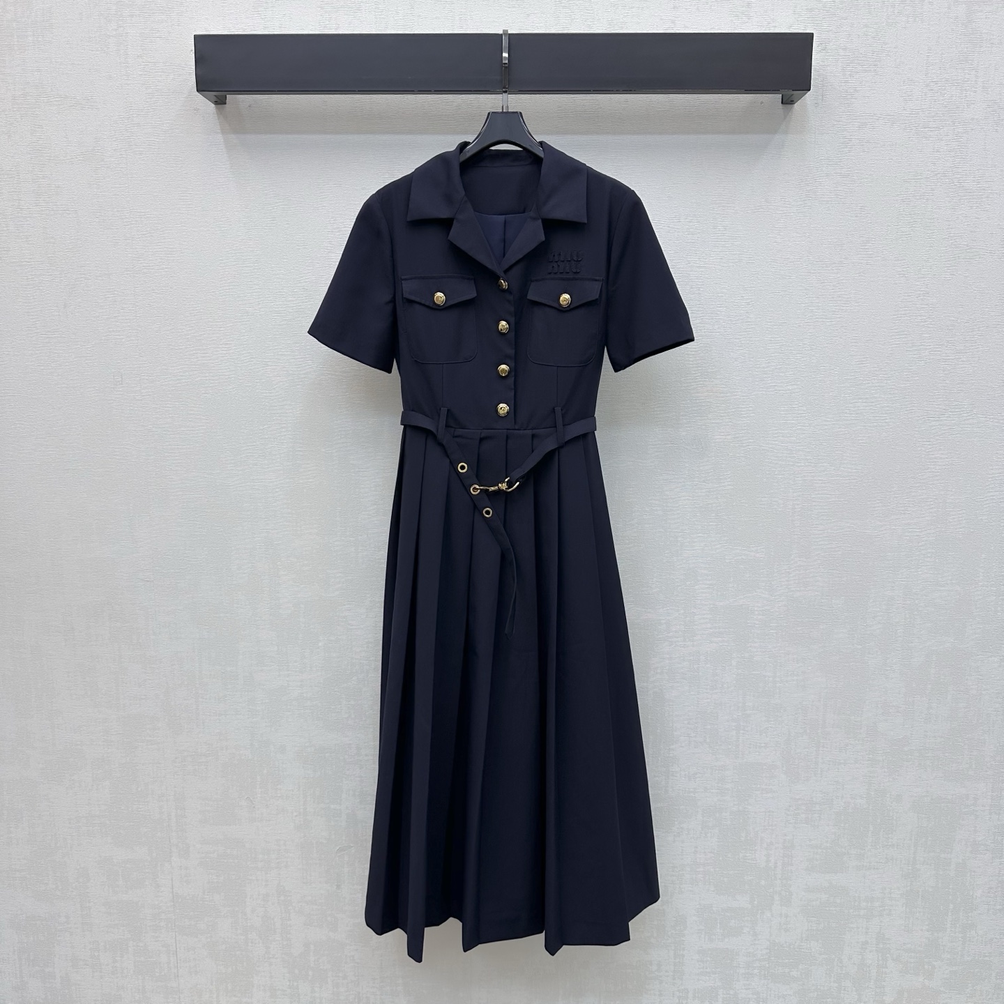 NO:890930,Miumi*2026 new arrival lapel pleated dress, customized YB imported cotton material, is glossy, delicate and stylish. It follows the classic lapel style and is decorated with symmetrical work pockets on the chest. The elasticity of the metal buckle belt is adjusted with a half-platock gold buckle design. The tailoring process of the pleated skirt is echoed by the waist zipper adjustment, adding layering to the look. The chest is embellished with iconic letters and logo elements to highlight the brand's tone. The plain color of the garment uses tailoring and details to enhance sophistication and enrich visual details.  Simple, high-end and durable, presenting a casual and elegant style. Development of fabrics and accessories. Lapel short-sleeved dress tailoring. Commuting and dating wear. Temperament, charm and British elegance. High version 2 colors, miumiu, skirts, T-shirt,19860909Miumi*2026新品上架翻领百褶连衣裙定制YB进口棉纶材质光泽细腻有型 沿用经典翻领版型胸前对称工装口袋装饰 金属卡扣腰带松紧调节配合半开襟金扣设计 呼应腰侧拉链调节百褶裙摆裁剪处理 增添造型层次感 胸前点缀标志性字母徽标元素装饰 彰显品牌调性 成衣素色利用裁剪和细节提升精致度 丰富视觉效果细节 简约高级耐看呈现随性优雅风格面辅料开发 翻领短袖连衣裙剪裁 通勤约会穿搭气质魅力英伦优雅 高版本2色,,miumiu,skirts,T-shirt,,Women's clothing