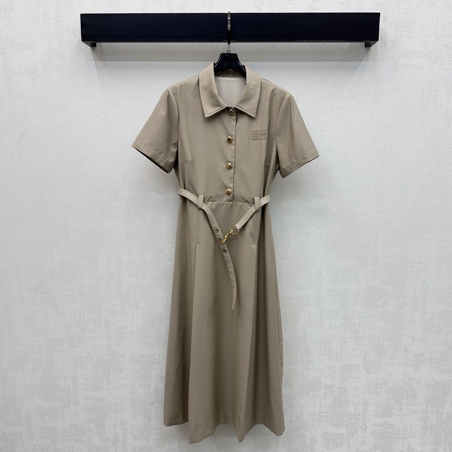 NO:890892,Miumi*2026 New Arrival Lapel Belt Dress Customized YB imported cotton material is shiny, delicate and stylish. The classic lapel shape is used with the metal buckle belt to adjust the elasticity and the retro half-open gold buckle design adds layering to the look. The iconic letter logo element is embellished on the chest to highlight the brand tone. The plain color of the ready-to-wear garment uses tailoring and details to enhance sophistication and enrich the visual details. Simple, high-end and durable, presenting a casual and elegant style. Development of surface accessories. Lapel short-sleeved dress tailoring  Commuting and dating outfits are charming, British and elegant. High version 2 colors, miumiu, skirts, T-shirt,19860909Miumi*2026新品上架翻领腰带连衣裙定制YB进口棉纶材质光泽细腻有型 沿用经典翻领版型配合金属卡扣腰带调节松紧处理配合复古半开襟金扣设计 增添造型层次感 胸前点缀标志性字母徽标元素 彰显品牌调性 成衣素色利用裁剪和细节提升精致度 丰富视觉效果细节 简约高级耐看呈现随性优雅风格面辅料开发 翻领短袖连衣裙剪裁 通勤约会穿搭气质魅力英伦优雅  高版本2色,,miumiu,skirts,T-shirt,,Women's clothing