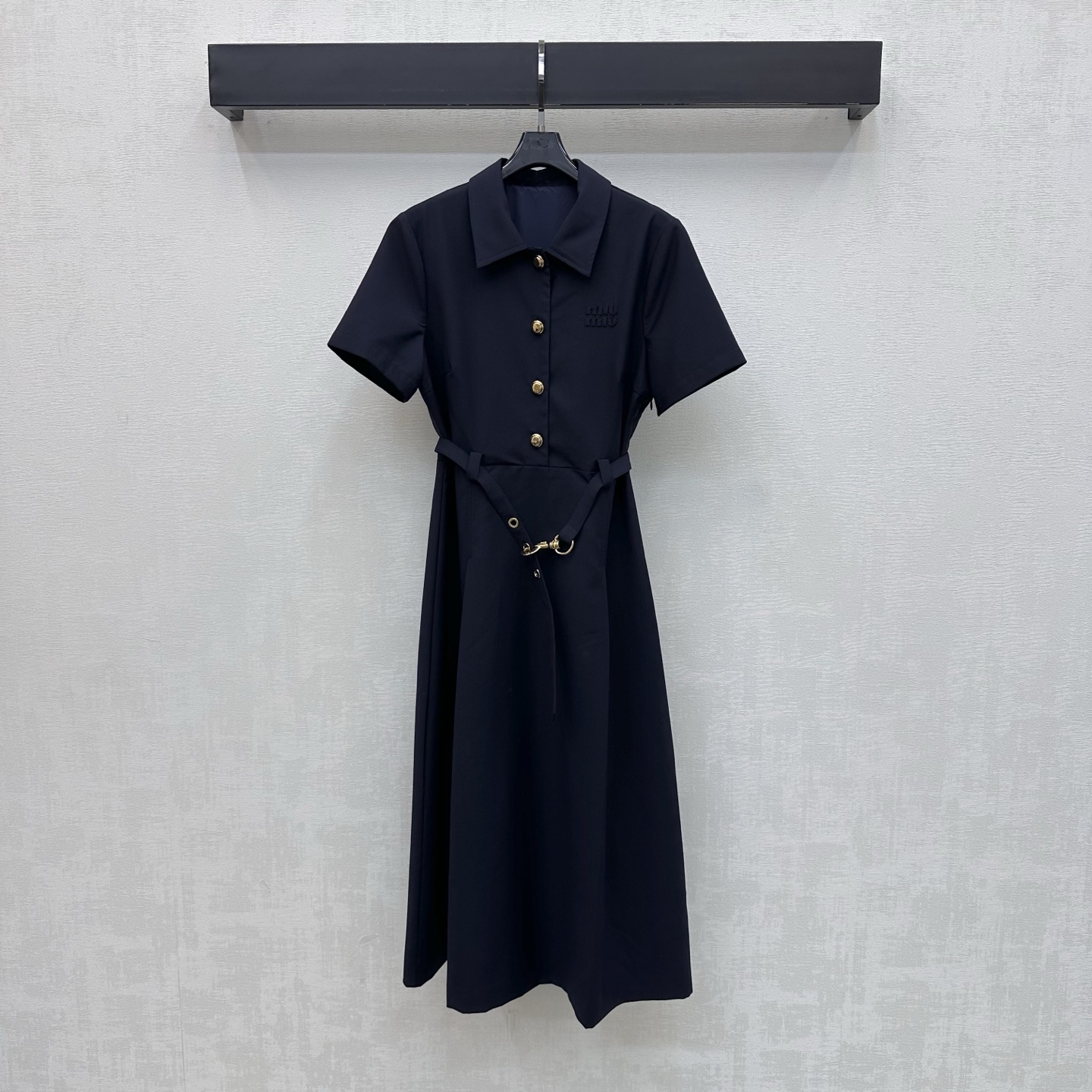 NO:890881,Miumi*2026 New Arrival Lapel Belt Dress Customized YB imported cotton material is shiny, delicate and stylish. The classic lapel shape is used with the metal buckle belt to adjust the elasticity and the retro half-open gold buckle design adds layering to the look. The iconic letter logo element is embellished on the chest to highlight the brand tone. The plain color of the ready-to-wear garment uses tailoring and details to enhance sophistication and enrich the visual details. Simple, high-end and durable, presenting a casual and elegant style. Development of surface accessories. Lapel short-sleeved dress tailoring  Commuting and dating outfits are charming, British and elegant. High version 2 colors, miumiu, skirts, T-shirt,19860909Miumi*2026新品上架翻领腰带连衣裙定制YB进口棉纶材质光泽细腻有型 沿用经典翻领版型配合金属卡扣腰带调节松紧处理配合复古半开襟金扣设计 增添造型层次感 胸前点缀标志性字母徽标元素 彰显品牌调性 成衣素色利用裁剪和细节提升精致度 丰富视觉效果细节 简约高级耐看呈现随性优雅风格面辅料开发 翻领短袖连衣裙剪裁 通勤约会穿搭气质魅力英伦优雅  高版本2色,,miumiu,skirts,T-shirt,,Women's clothing