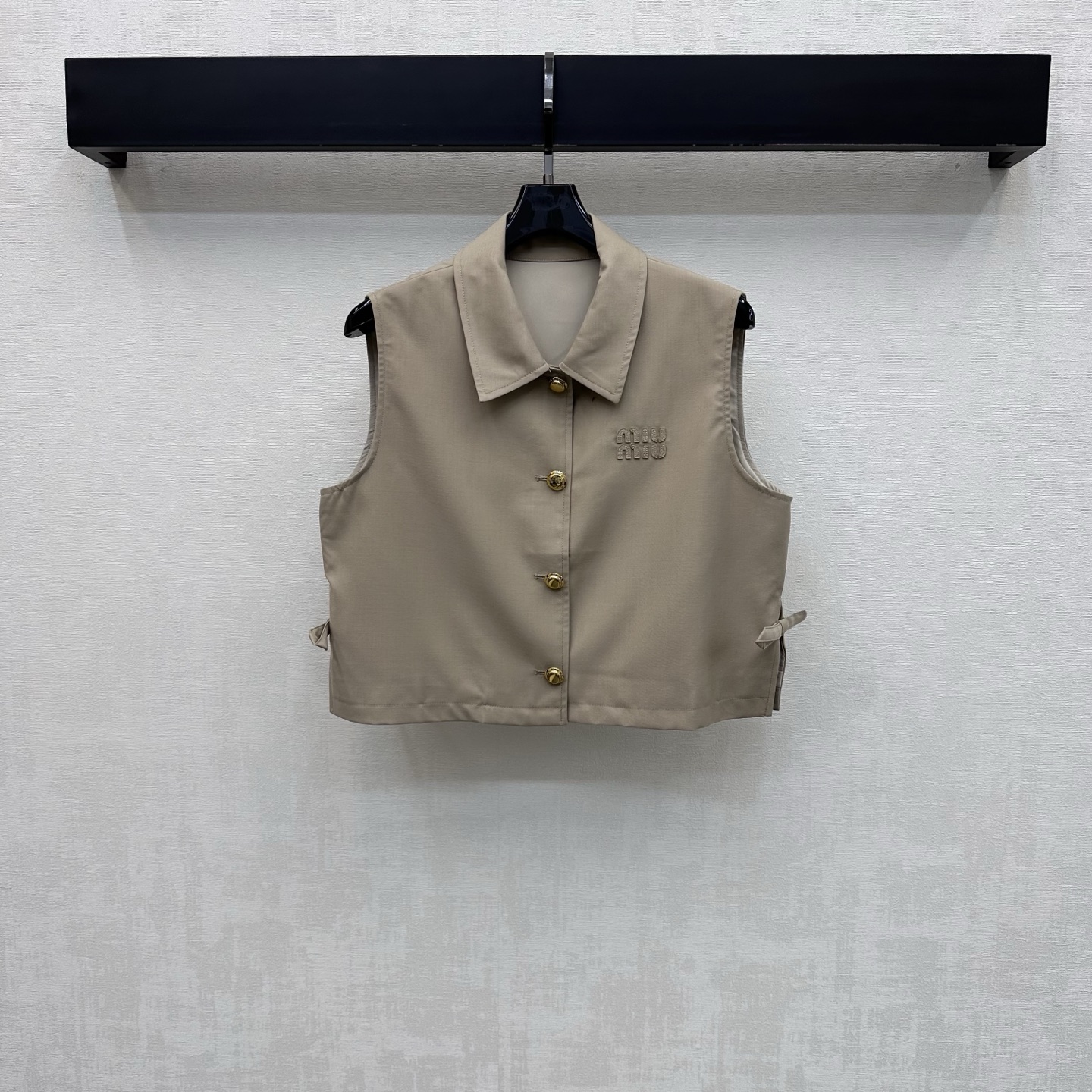NO:890922,Miumi*2026 new product launches short lapel vest. Customized YB imported cotton material is shiny, delicate and stylish. It follows the classic lapel version with metal button placket design to add layering to the look. The iconic letter logo element is embellished on the chest to echo the bow decoration on the waist to highlight the brand tone. The plain color of the ready-made garments uses tailoring and details to enhance sophistication. Rich visual details. Simple, high-end and durable, presenting a casual and elegant style. Surface accessories development. Lapel placket vest tailoring. Can be paired with skirts of the same series.  Complete outfit, charming, British and elegant, high version 2 colors, miumiu, skirts,19860909Miumi*2026新品上架翻领短款马甲 定制YB进口棉纶材质光泽细腻有型 沿用经典翻领版型配合金属纽扣开襟设计 增添造型层次感 胸前点缀标志性字母徽标元素呼应腰侧蝴蝶结装饰 彰显品牌调性 成衣素色利用裁剪和细节提升精致度 丰富视觉效果细节 简约高级耐看呈现随性优雅风格 面辅料开发 翻领开襟马甲剪裁 可搭配同系列半裙 成套穿搭气质魅力英伦优雅  高版本2色,,miumiu,skirts,,Women's clothing