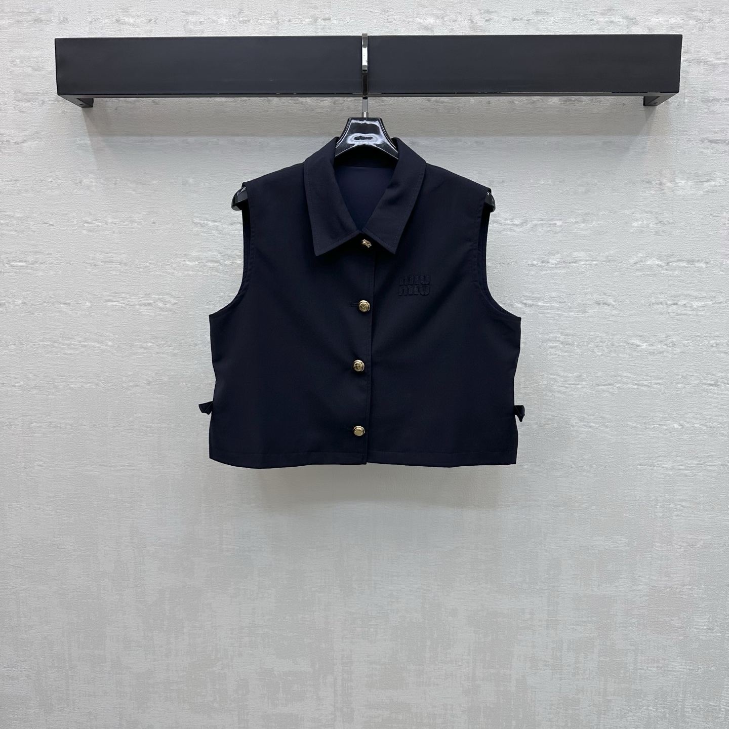NO:890910,Miumi*2026 new product launches short lapel vest. Customized YB imported cotton material is shiny, delicate and stylish. It follows the classic lapel version with metal button placket design to add layering to the look. The iconic letter logo element is embellished on the chest to echo the bow decoration on the waist to highlight the brand tone. The plain color of the ready-made garments uses tailoring and details to enhance sophistication. Rich visual details. Simple, high-end and durable, presenting a casual and elegant style. Surface accessories development. Lapel placket vest tailoring. Can be paired with skirts of the same series.  Complete outfit, charming, British and elegant, high version 2 colors, miumiu, skirts,19860909Miumi*2026新品上架翻领短款马甲 定制YB进口棉纶材质光泽细腻有型 沿用经典翻领版型配合金属纽扣开襟设计 增添造型层次感 胸前点缀标志性字母徽标元素呼应腰侧蝴蝶结装饰 彰显品牌调性 成衣素色利用裁剪和细节提升精致度 丰富视觉效果细节 简约高级耐看呈现随性优雅风格 面辅料开发 翻领开襟马甲剪裁 可搭配同系列半裙 成套穿搭气质魅力英伦优雅  高版本2色,,miumiu,skirts,,Women's clothing