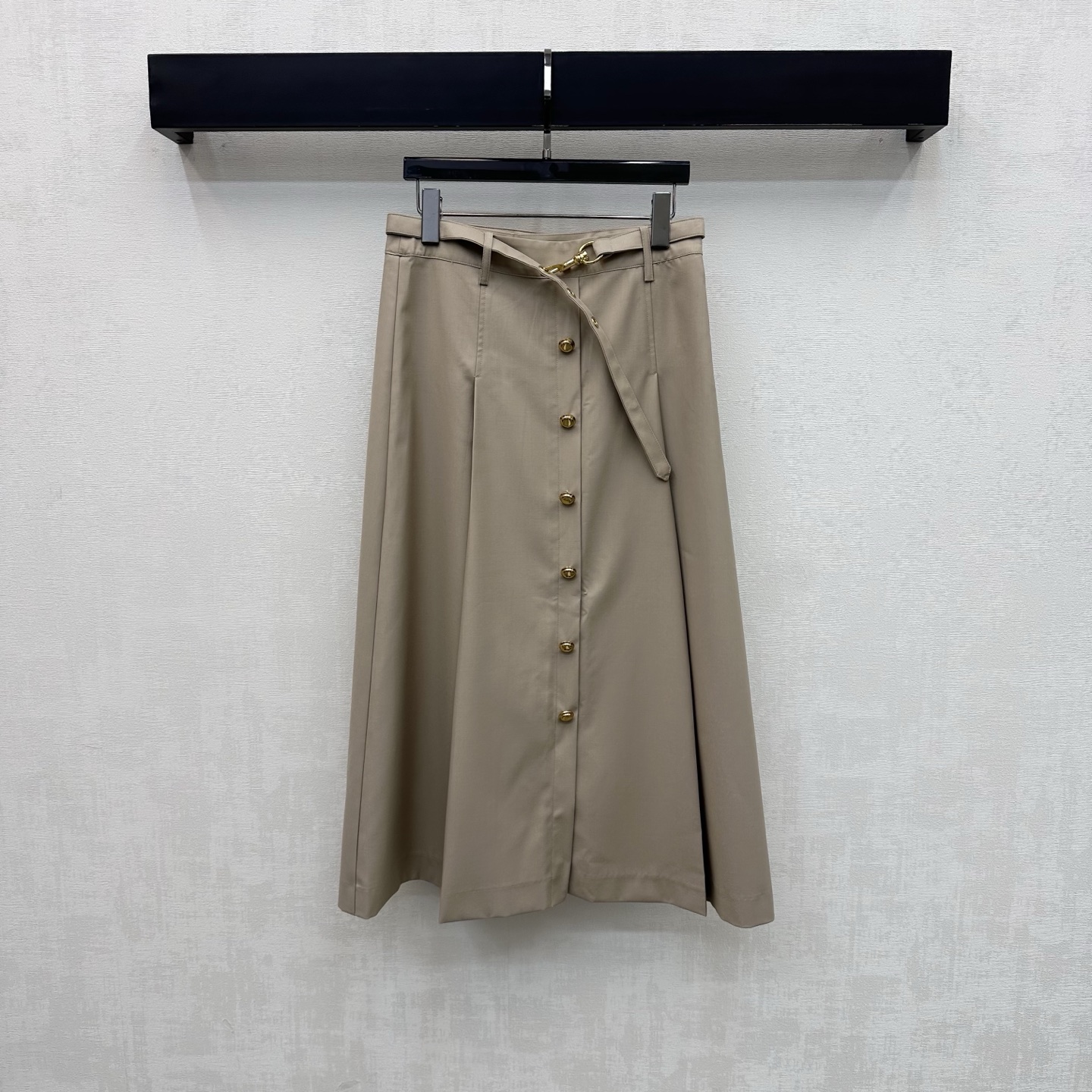NO:890916,Miumi*2026 new product buckle belt skirt. Customized YB imported cotton material, which is shiny, delicate and stylish. The metal button closure design is used in the center to add layering to the look. The iconic buckle fabric belt is used to adjust the decoration to highlight the brand tone. The plain color of the ready-made garments uses tailoring and details to enhance sophistication. Rich visual details. Simple, high-end and durable, presenting a casual and elegant style. Development of surface accessories. High-waist pleated skirt tailoring. Can be paired with vests of the same series.  Complete outfit, charming, British and elegant, high version 2 colors, miumiu, skirts,19860909Miumi*2026新品上架卡扣腰带半裙 定制YB进口棉纶材质光泽细腻有型 居中沿用金属纽扣开合设计 增添造型层次感 沿用标志性卡扣本布腰带调节装饰 彰显品牌调性 成衣素色利用裁剪和细节提升精致度 丰富视觉效果细节 简约高级耐看呈现随性优雅风格 面辅料开发 高腰压褶半裙剪裁 可搭配同系列马甲 成套穿搭气质魅力英伦优雅  高版本2色,,miumiu,skirts,,Women's clothing