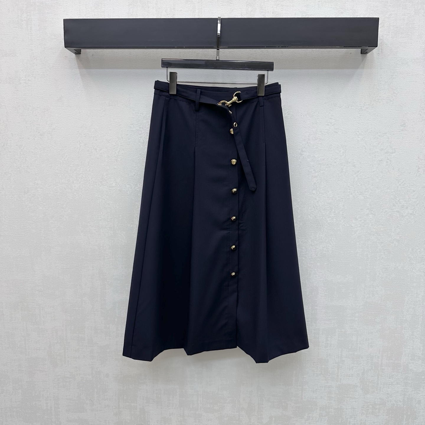 NO:890903,Miumi*2026 new product buckle belt skirt. Customized YB imported cotton material, which is shiny, delicate and stylish. The metal button closure design is used in the center to add layering to the look. The iconic buckle fabric belt is used to adjust the decoration to highlight the brand tone. The plain color of the ready-made garments uses tailoring and details to enhance sophistication. Rich visual details. Simple, high-end and durable, presenting a casual and elegant style. Development of surface accessories. High-waist pleated skirt tailoring. Can be paired with vests of the same series.  Complete outfit, charming, British and elegant, high version 2 colors, miumiu, skirts,19860909Miumi*2026新品上架卡扣腰带半裙 定制YB进口棉纶材质光泽细腻有型 居中沿用金属纽扣开合设计 增添造型层次感 沿用标志性卡扣本布腰带调节装饰 彰显品牌调性 成衣素色利用裁剪和细节提升精致度 丰富视觉效果细节 简约高级耐看呈现随性优雅风格 面辅料开发 高腰压褶半裙剪裁 可搭配同系列马甲 成套穿搭气质魅力英伦优雅  高版本2色,,miumiu,skirts,,Women's clothing