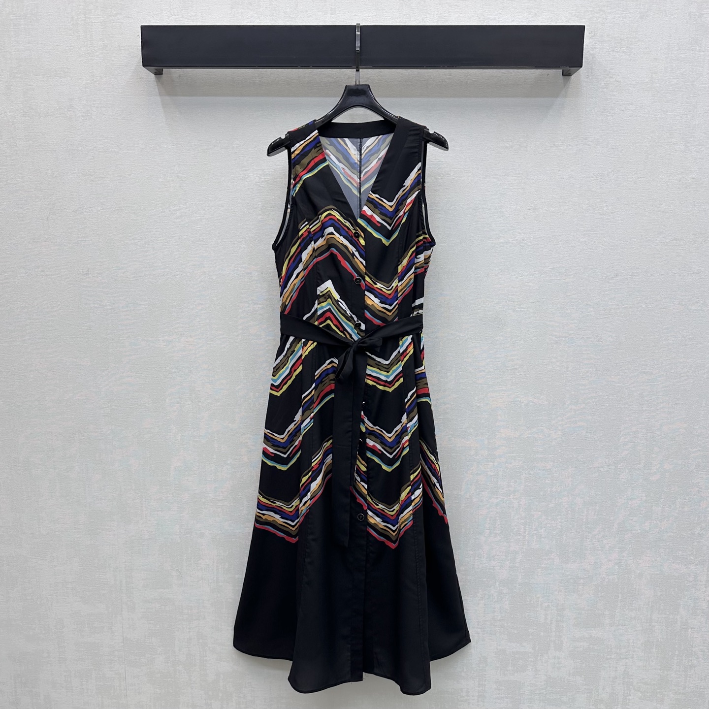NO:890945,Chane*2026 new products are on the shelves. Wavy pattern lace-up dress is made of custom-made YB imported fabric. It feels soft and skin-friendly with a slight natural drape. Classic black background with colorful wavy stripe elements. Strong visual impact. V-neck sleeveless version design. Modifies the neck line to reveal beautiful collarbone. Adjustable decoration with iconic letters and logo buttons on the placket to highlight the brand tone. The fabric laces at the waist can be freely adjusted to easily outline the waistline, adding layering to the look. Development of surface accessories. V-neck sleeveless dress tailoring  Easily create a high-end, romantic and casual French elegance with date and vacation outfits. High version 36 38 40,,chanel,skirts,19860909Chane*2026新品上架波浪纹系带连衣裙定制YB进口面料 触感柔软亲肤 带有微微自然垂坠感 经典黑底彩色波浪条纹元素 视觉冲击力强 V领无袖版型设计 修饰颈部线条展露优美锁骨 开襟标志性字母徽标纽扣调节装饰 彰显品牌调性 腰部本布系带自由调节轻松勾勒腰线 增添造型层次感 面辅料开发 V领无袖连衣裙剪裁 约会度假穿搭轻松打造高级浪漫随性的法式优雅氛围 高版本36 38 40,,chanel,skirts,,Women's clothing