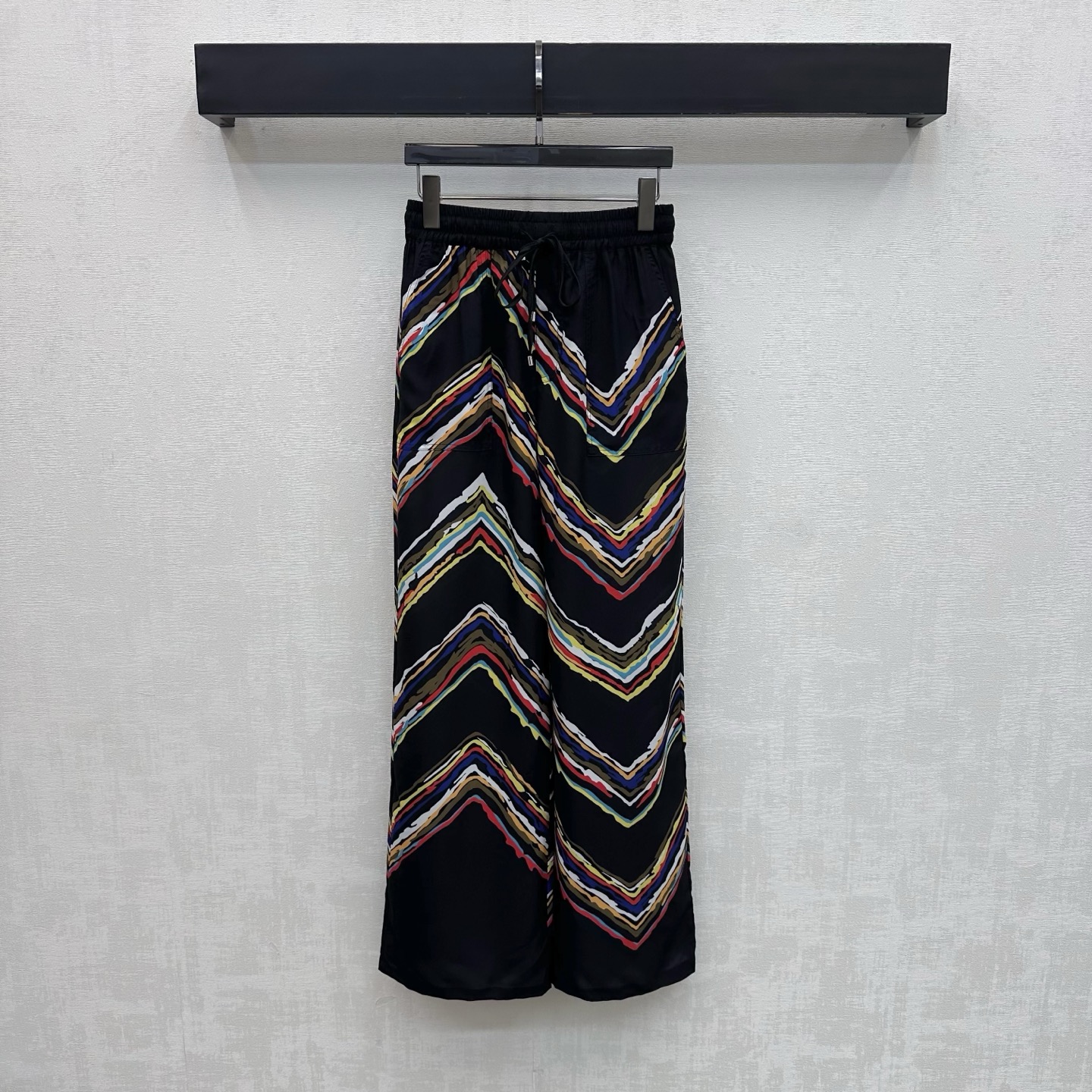 NO:890948,Chane*2026 new arrivals wave print trousers customized YB imported fabric soft to the skin with a slight natural drape classic black background colorful wavy stripe elements highlighting the brand tone strong visual impact elastic waist pattern with drawstring adjustment design to add layering to the look surface accessories development high-waisted straight trousers cut can be matched with shirts from the same series Wear for dates and vacations to easily create a high-end romantic casual French elegance atmosphere High version 36 38  40,,chanel,shirts,19860909Chane*2026新品上架波浪纹印花长裤定制YB进口面料 触感柔软亲肤 带有微微自然垂坠感 经典黑底彩色波浪条纹元素 彰显品牌调性 视觉冲击力强 弹力腰头版型配合抽绳调节设计 增添造型层次感 面辅料开发 高腰直筒长裤剪裁 可搭配同系列衬衫 约会度假成套穿搭轻松打造高级浪漫随性的法式优雅氛围 高版本36 38 40,,chanel,shirts,,Women's clothing