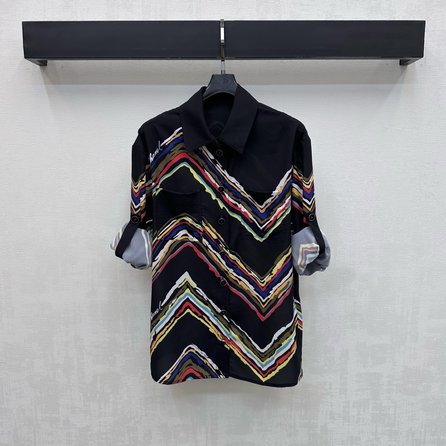 NO:890951,Chane*2026 new arrivals, wavy printed shirts, custom-made YB imported fabrics, soft and skin-friendly, with a slight natural drape, classic black background with colorful wavy stripes, and adjustable buckle details to add layering to the look, strong visual impact, iconic metal letter logo buttons on the placket, adjustable decoration, highlight the brand tone, development of surface accessories, tailoring of lapel long-sleeved shirts, can be paired with trousers from the same series, and can be worn as a set for dates and vacations to easily create a high-end, romantic and casual French elegance atmosphere.  High version 36 38 40,,chanel,shirts,19860909Chane*2026新品上架波浪纹印花衬衣定制YB进口面料 触感柔软亲肤 带有微微自然垂坠感 经典黑底彩色波浪条纹元素 配合可调节扣带细节设计 增添造型层次感 视觉冲击力强 开襟标志性金属字母徽标纽扣调节装饰 彰显品牌调性 面辅料开发 翻领长袖衬衫剪裁 可搭配同系列长裤 约会度假成套穿搭轻松打造高级浪漫随性的法式优雅氛围 高版本36 38 40,,chanel,shirts,,Women's clothing
